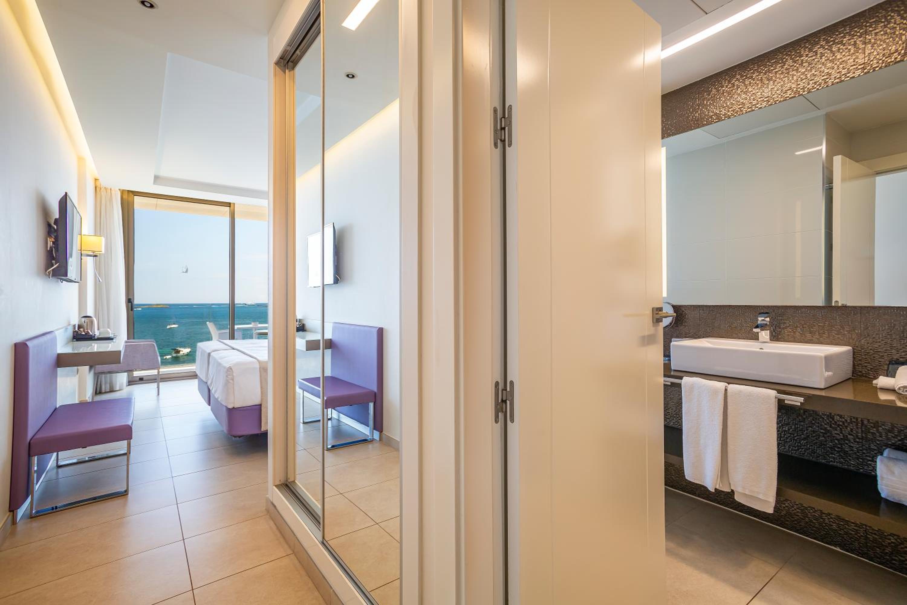 Double Room with Sea View photo 3