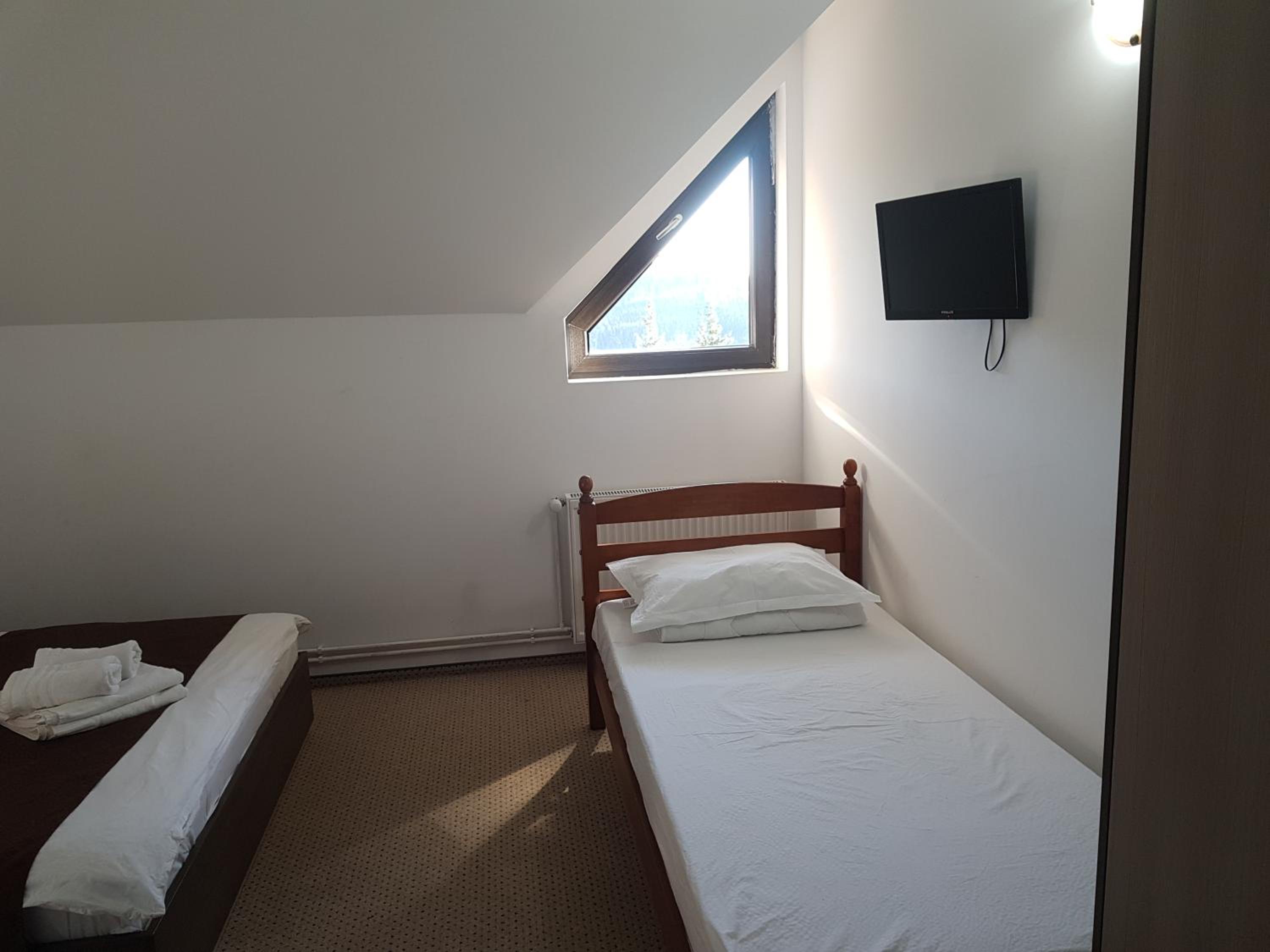 Economy Triple Room photo 3