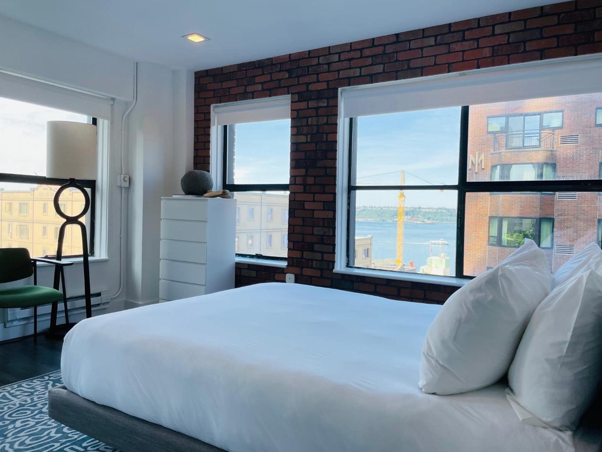 Studio Apartment with Bay View - Non-Smoking - Photo 1