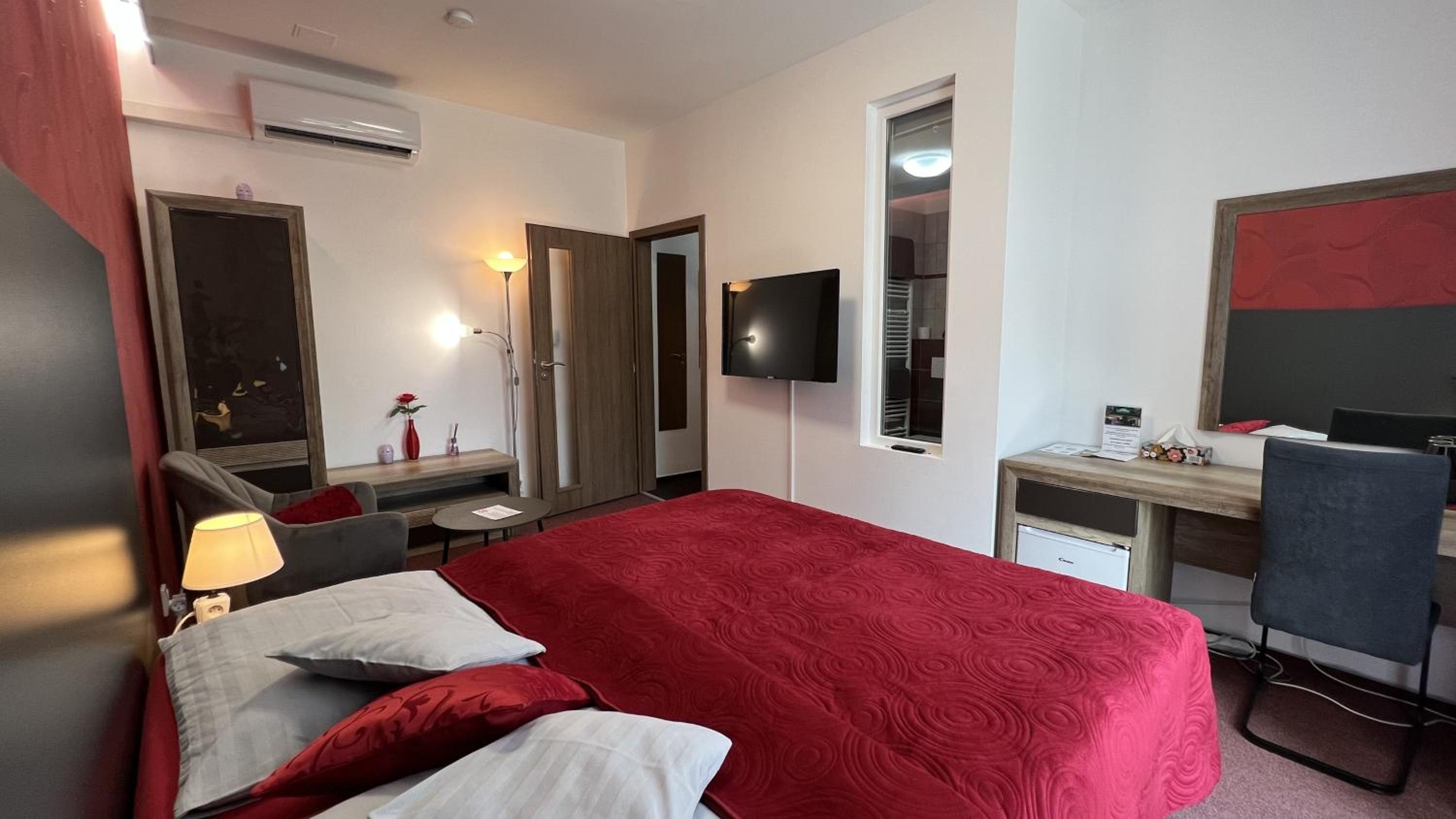 Deluxe Double Room with Balcony photo 2