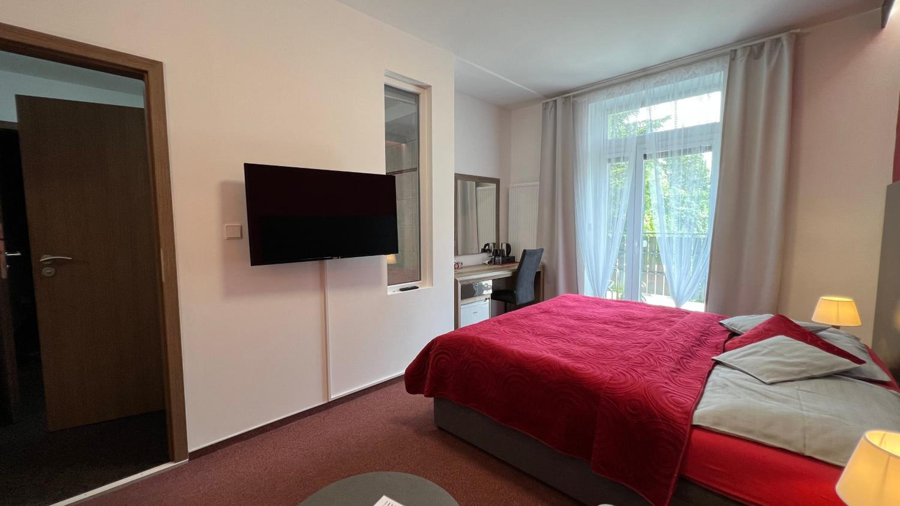 Deluxe Double Room with Balcony photo 3