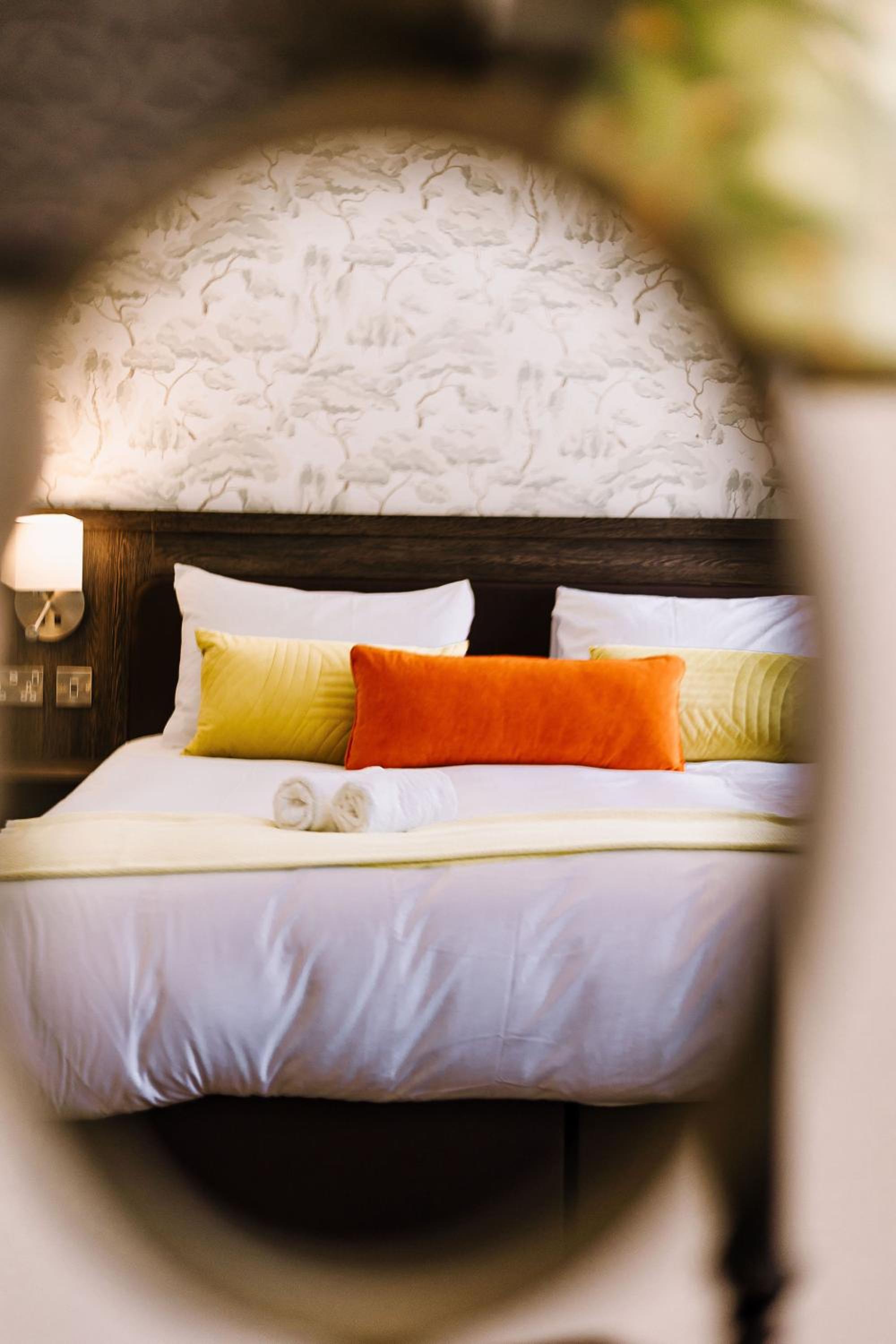 Deluxe Double Room with Bath - Photo 10