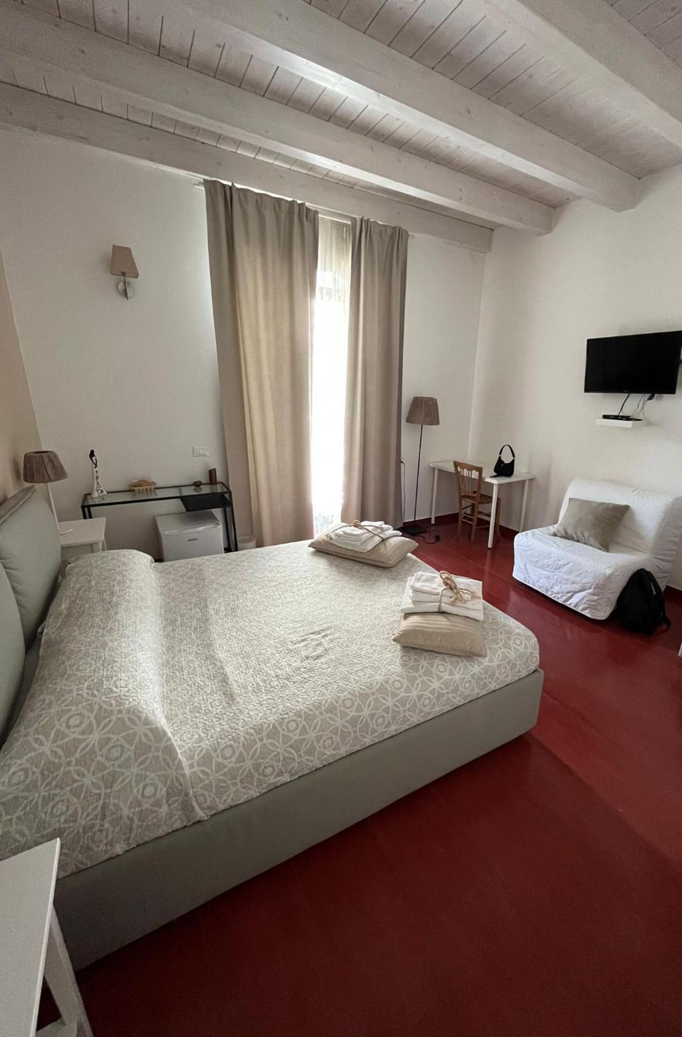 Deluxe Double Room with Balcony photo 1