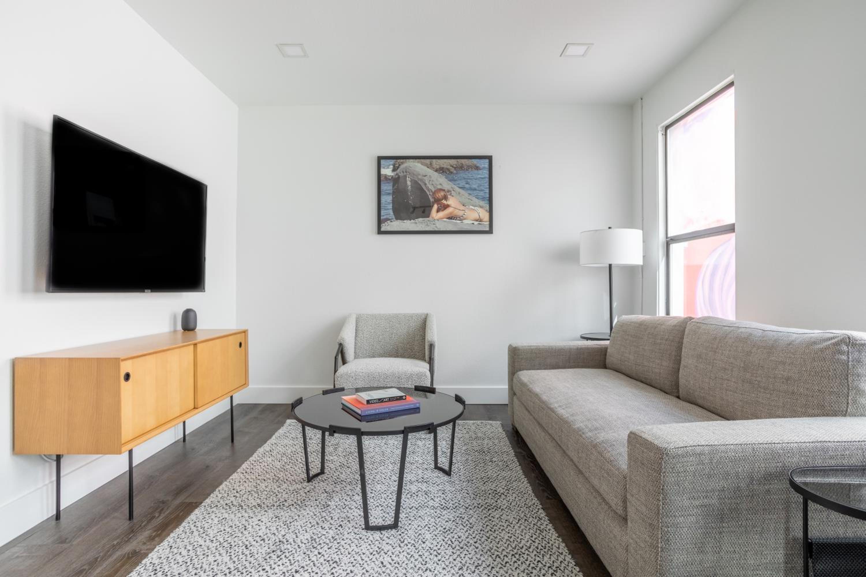 One-Bedroom Apartment with Bay View - Non-Smoking - Photo 3