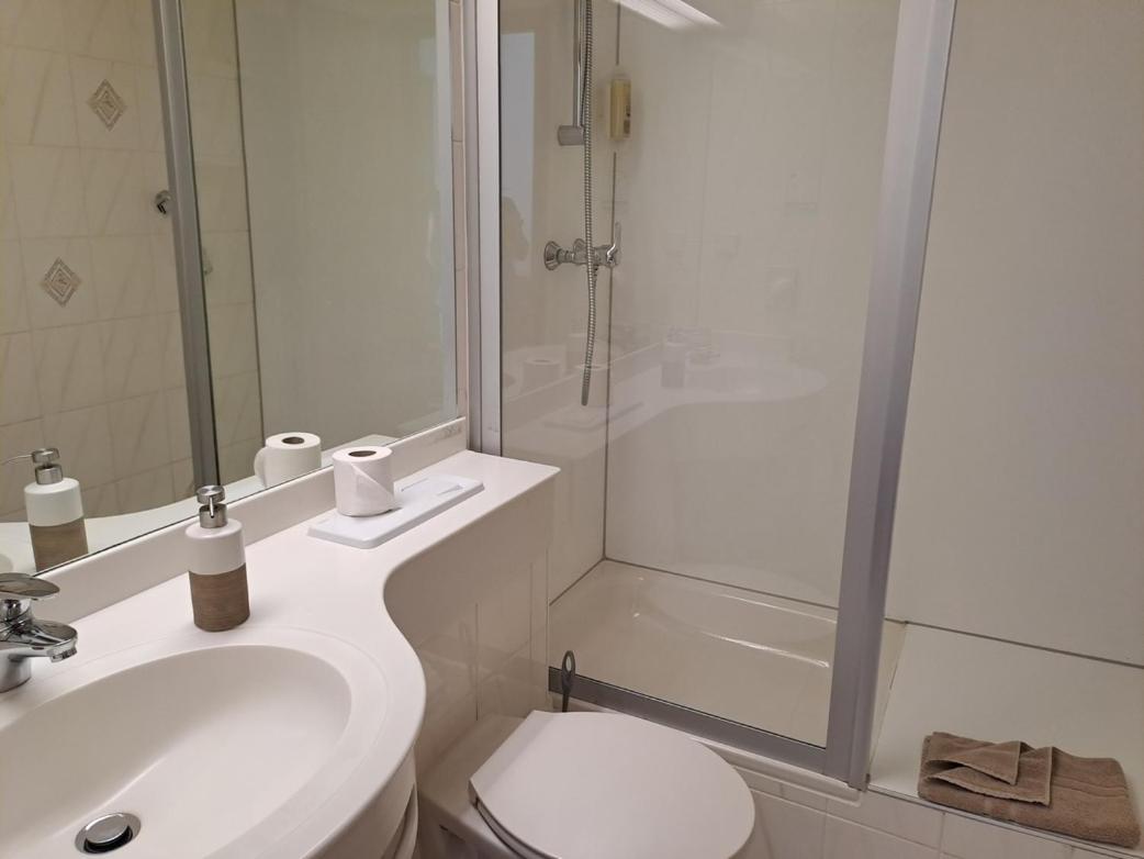 Standard Twin Room - Photo 2