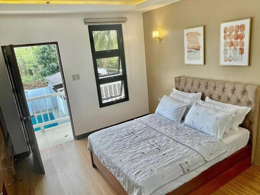 Three-Bedroom House photo 2