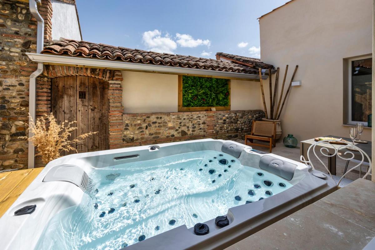 Suite with Hot Tub photo 2