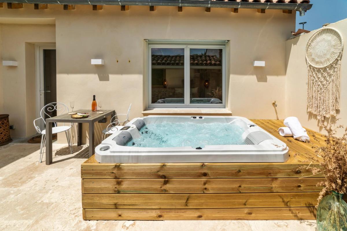 Suite with Hot Tub photo 3