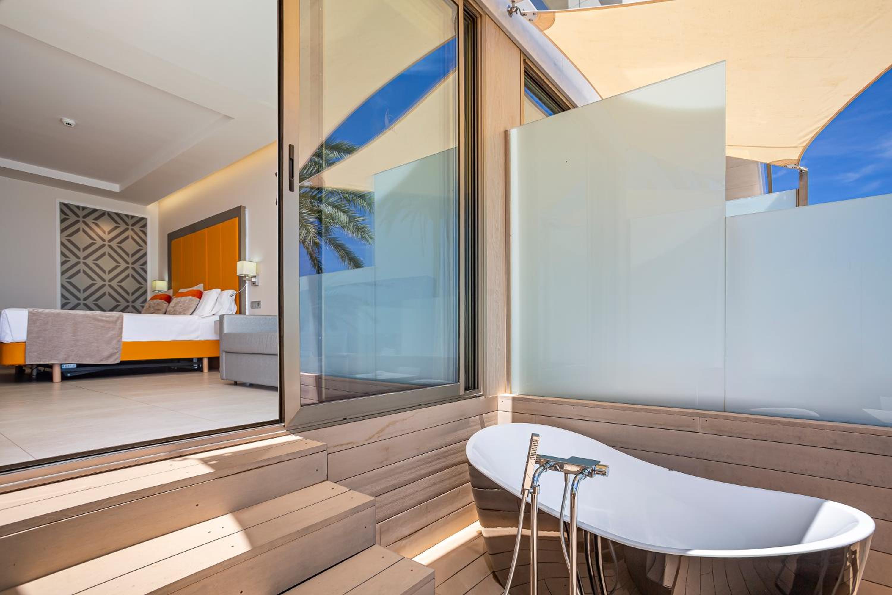Double Room with Spa Bath photo 2
