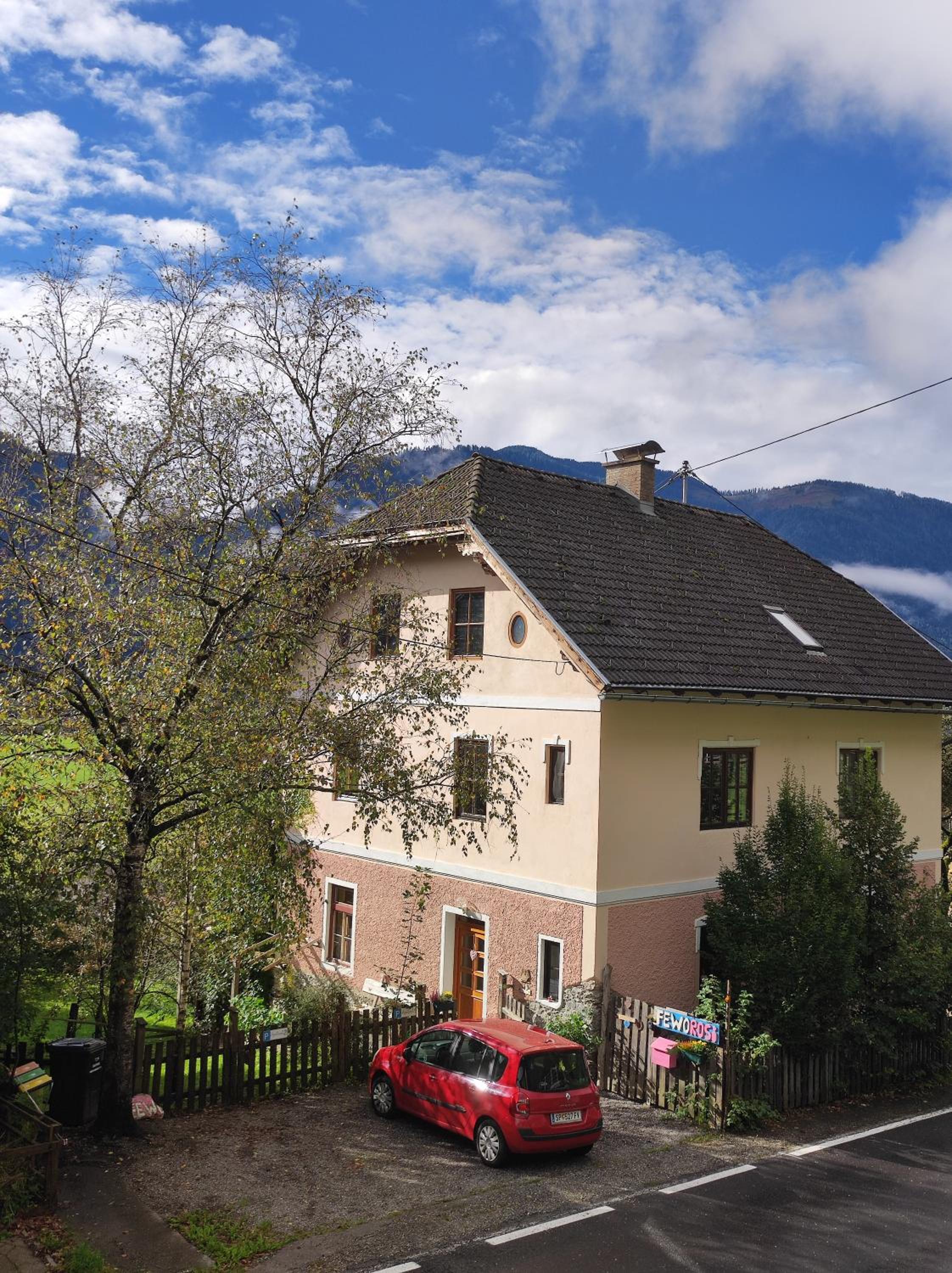 Apartment with Mountain View - Photo 4
