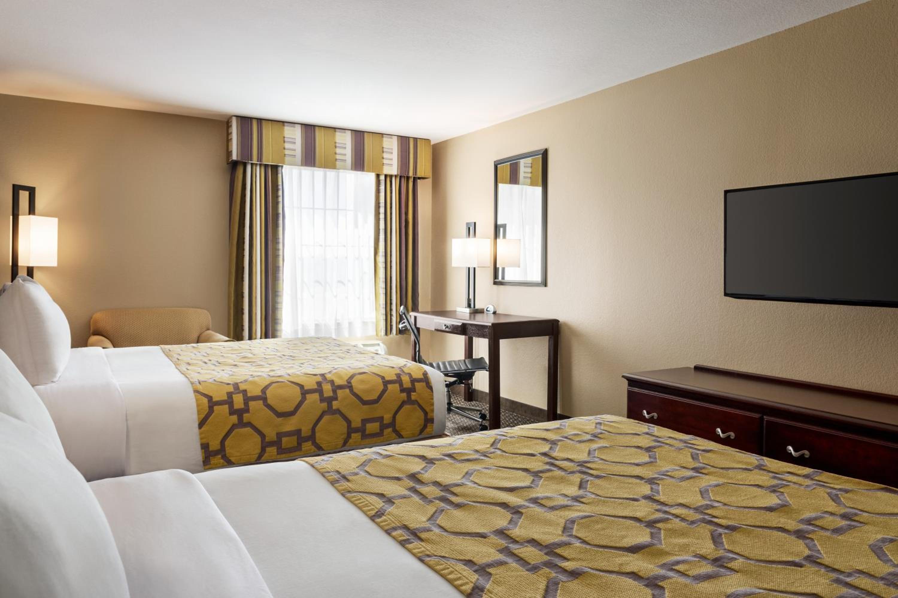 Queen Room with Two Queen Beds- Non-Smoking - Photo 1