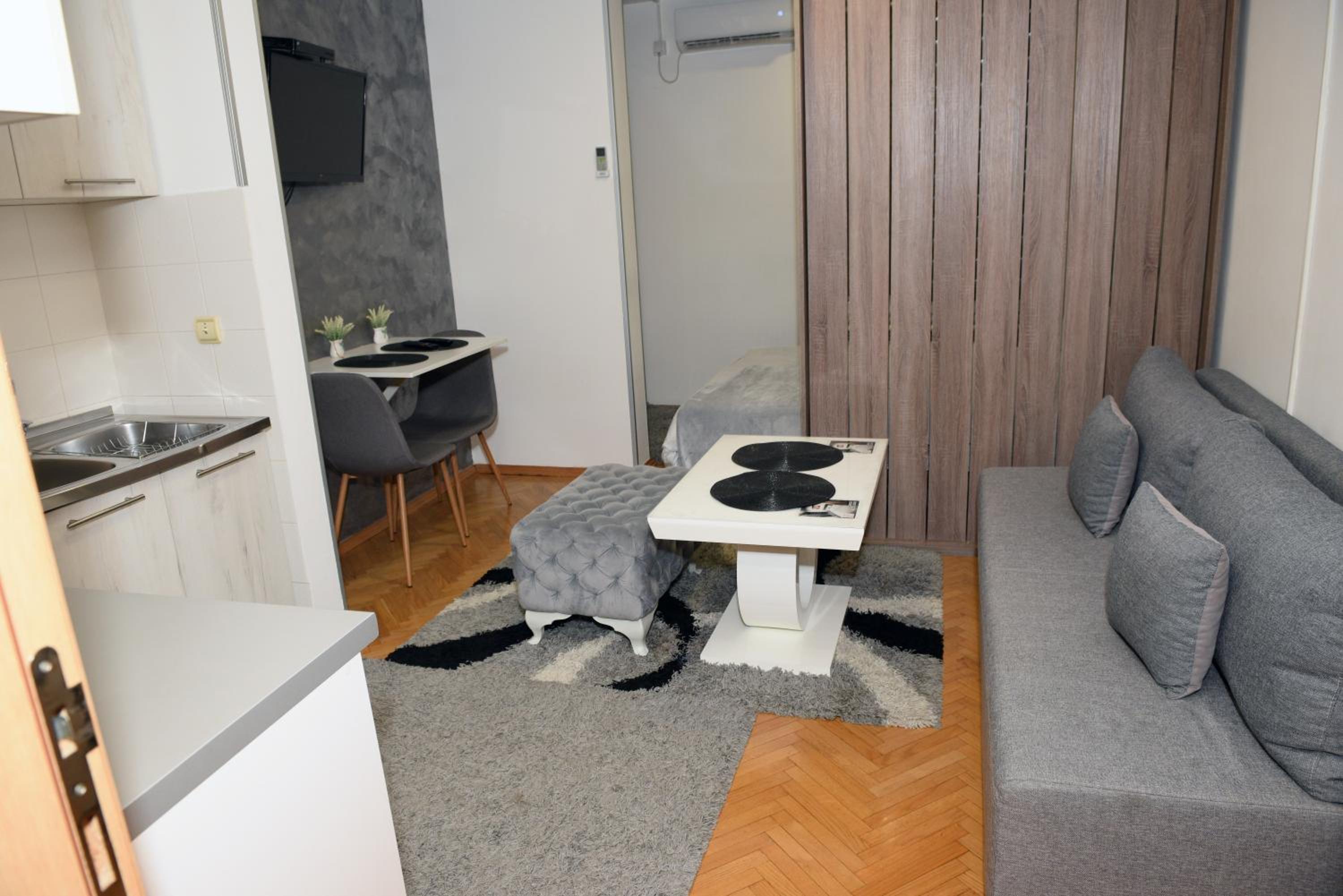 One-Bedroom Apartment photo 2