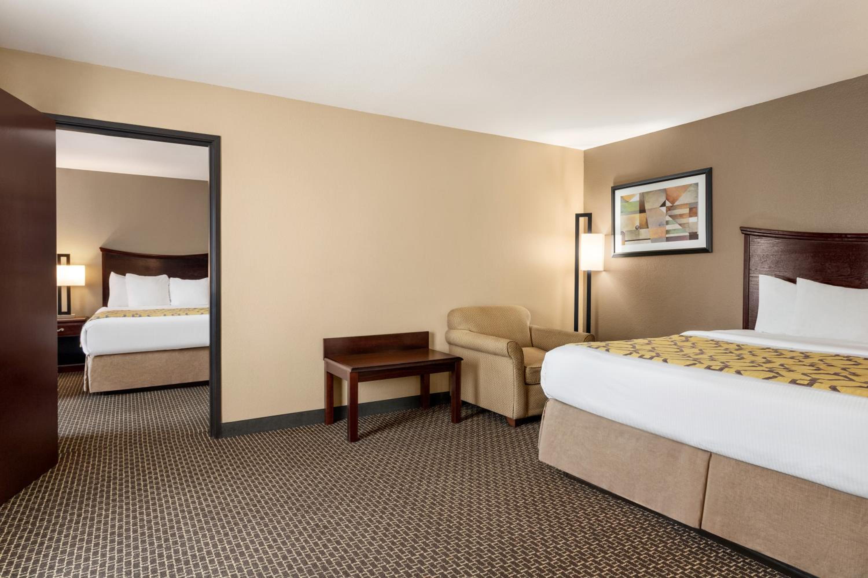 One-Bedroom Suite with One King Beds and Two Queen Beds - Non-Smoking - Photo 2