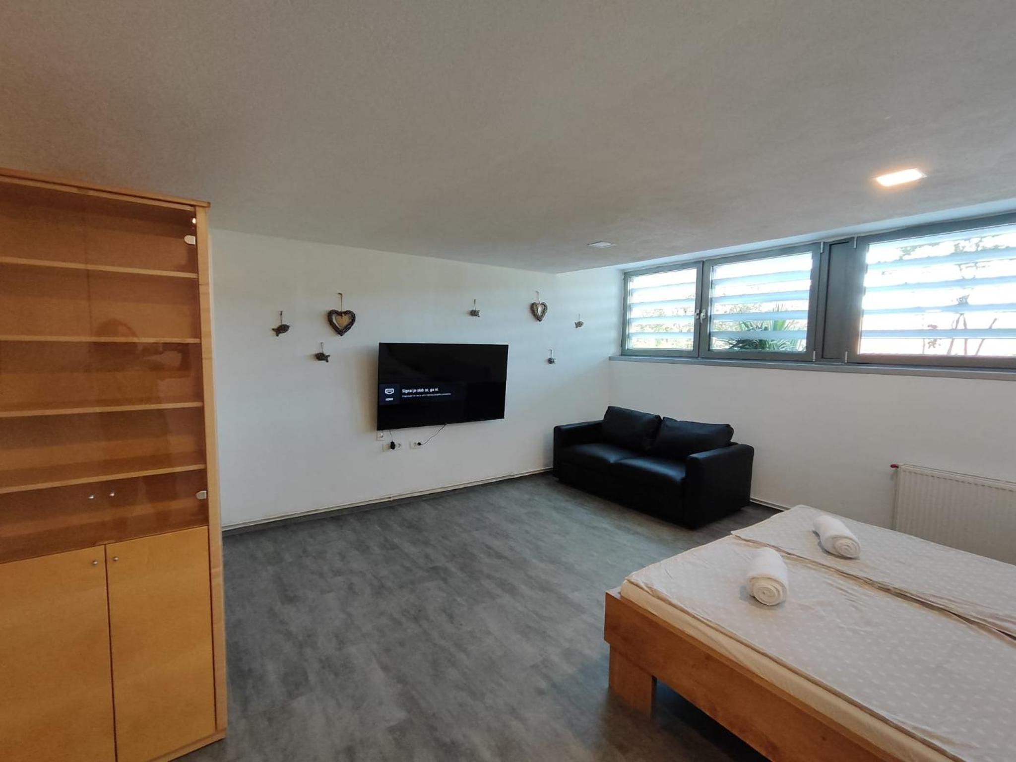 One-Bedroom Apartment photo 1