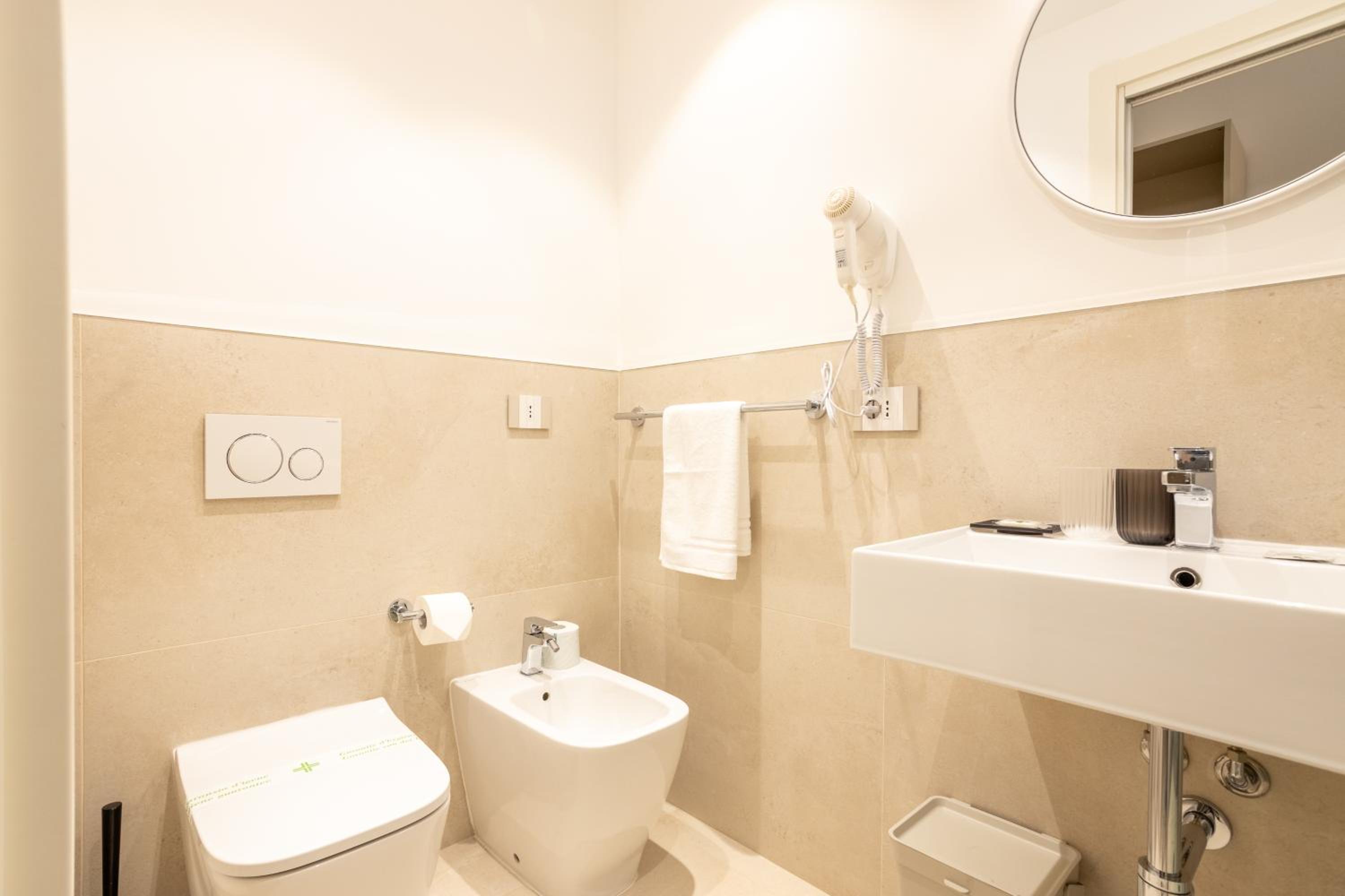 Double Room with Private Bathroom - Photo 28