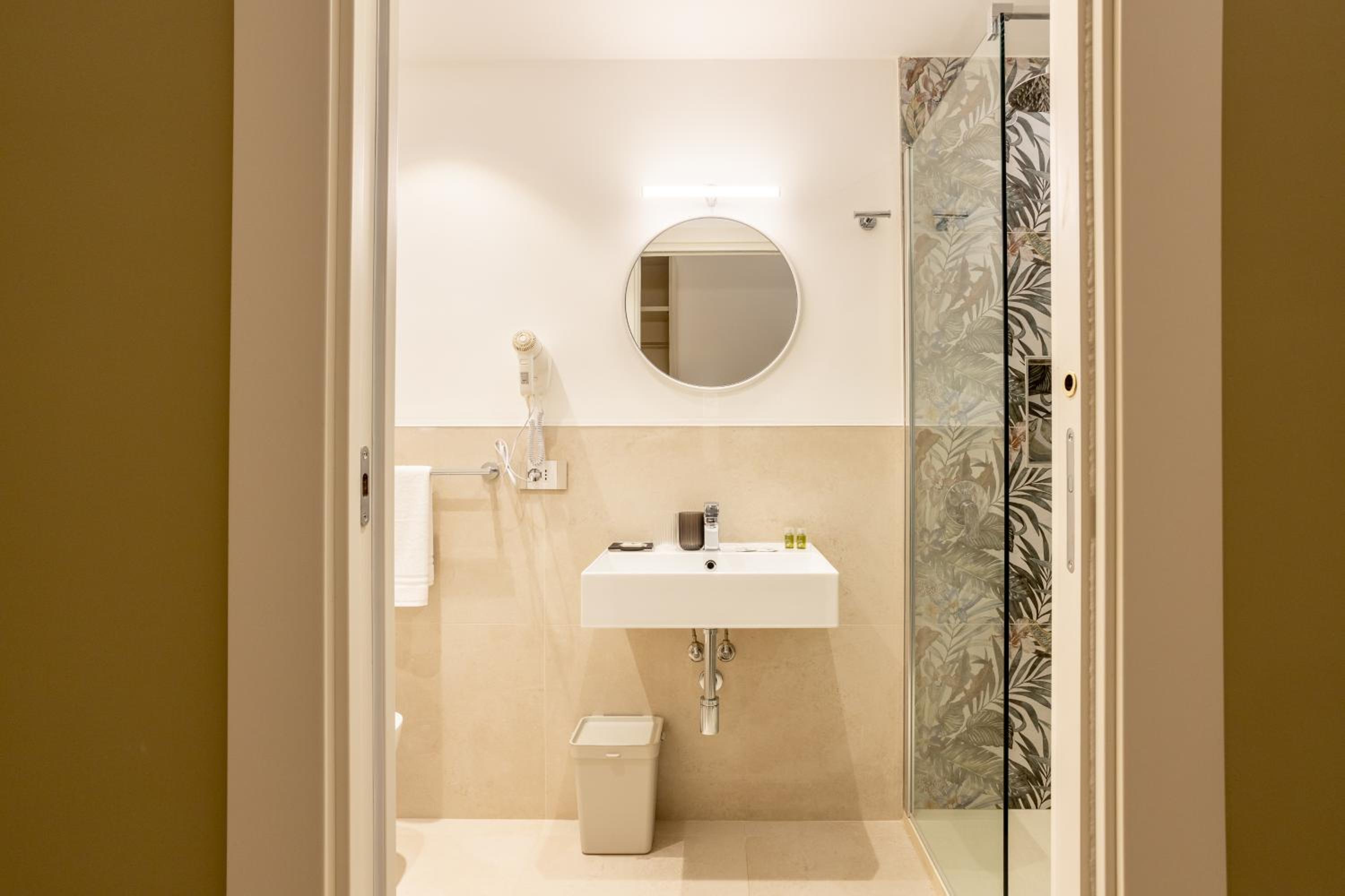 Triple Room with Private Bathroom - Photo 18