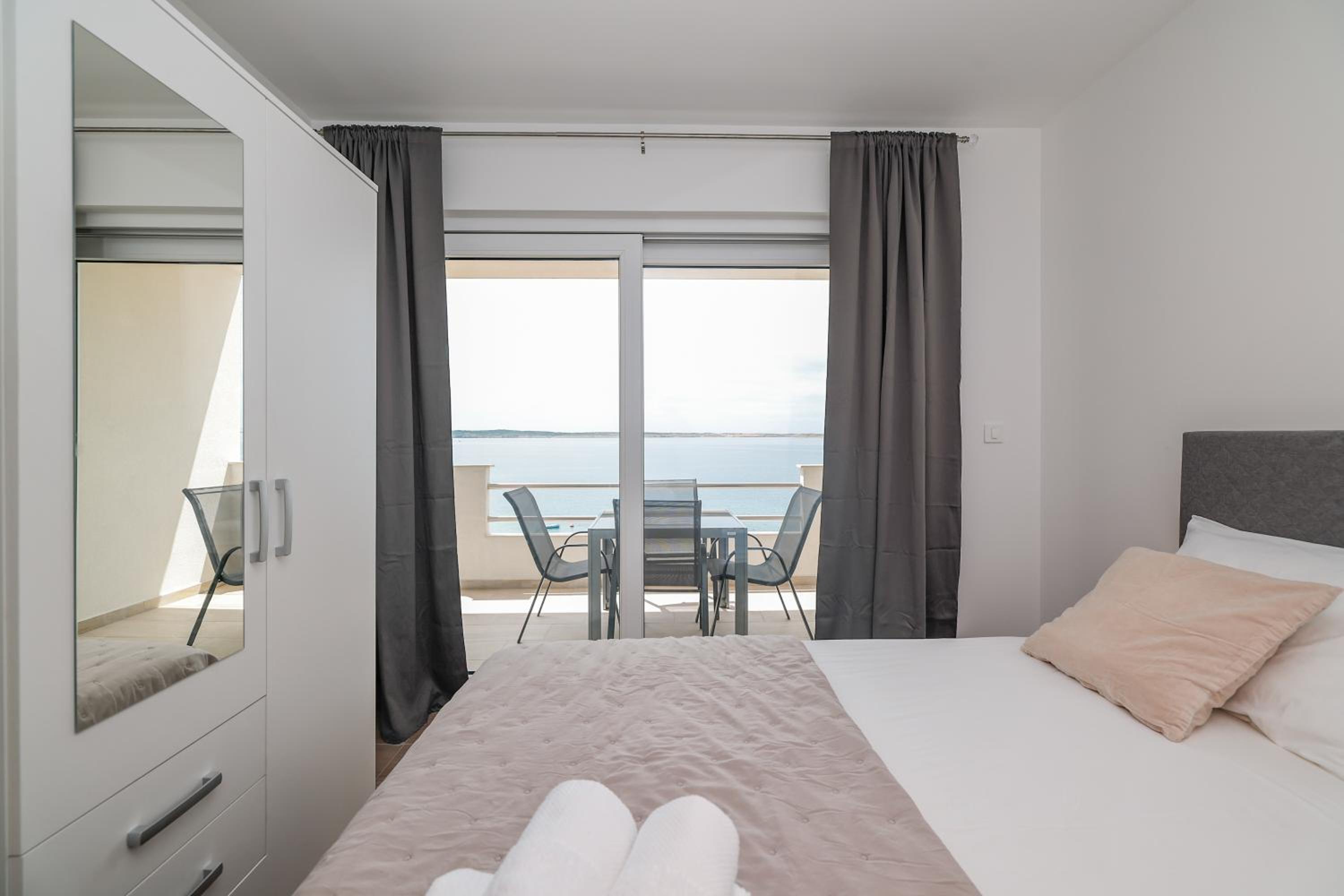 One-Bedroom Apartment with Balcony and Sea View photo 2