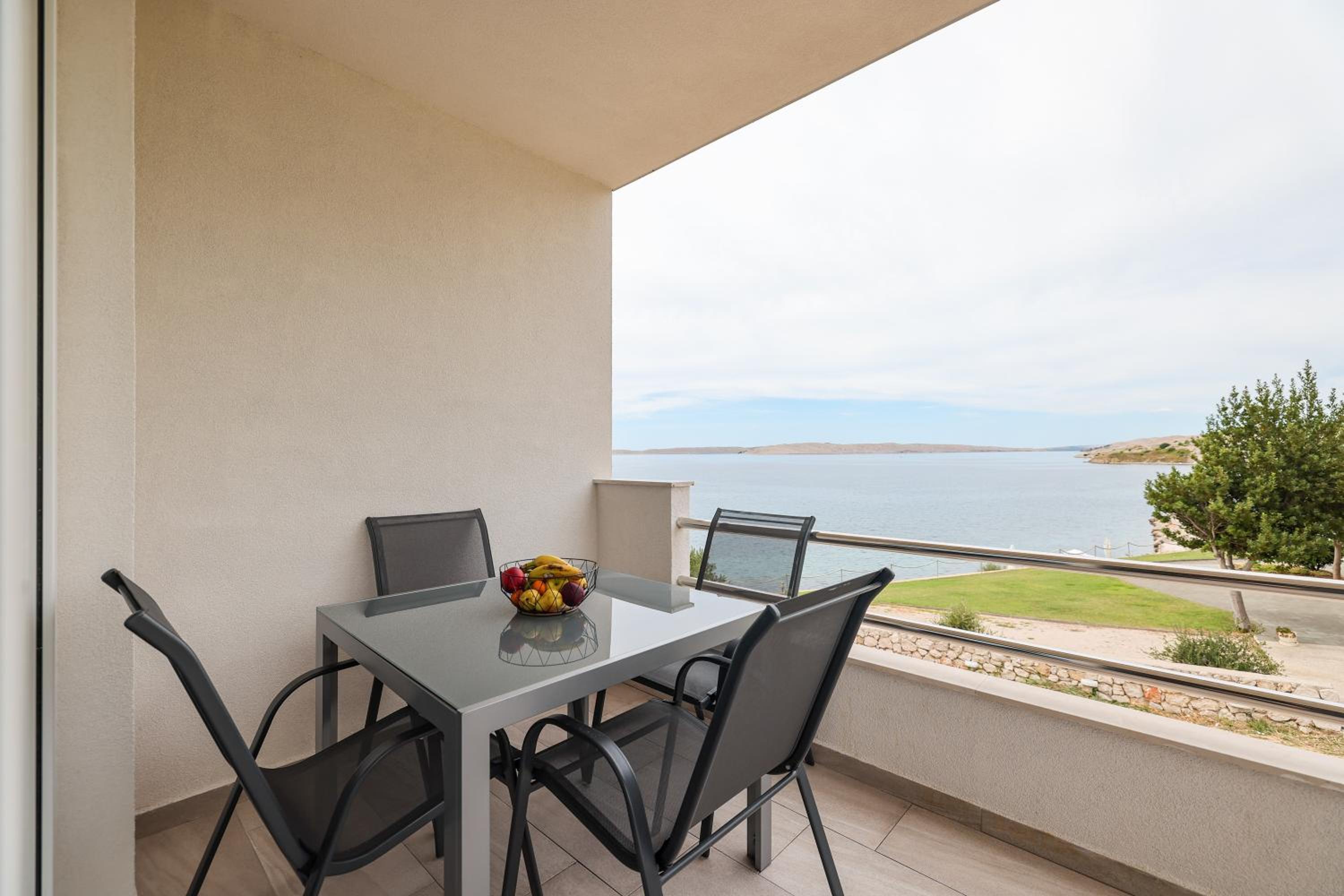 One-Bedroom Apartment with Balcony and Sea View photo 2