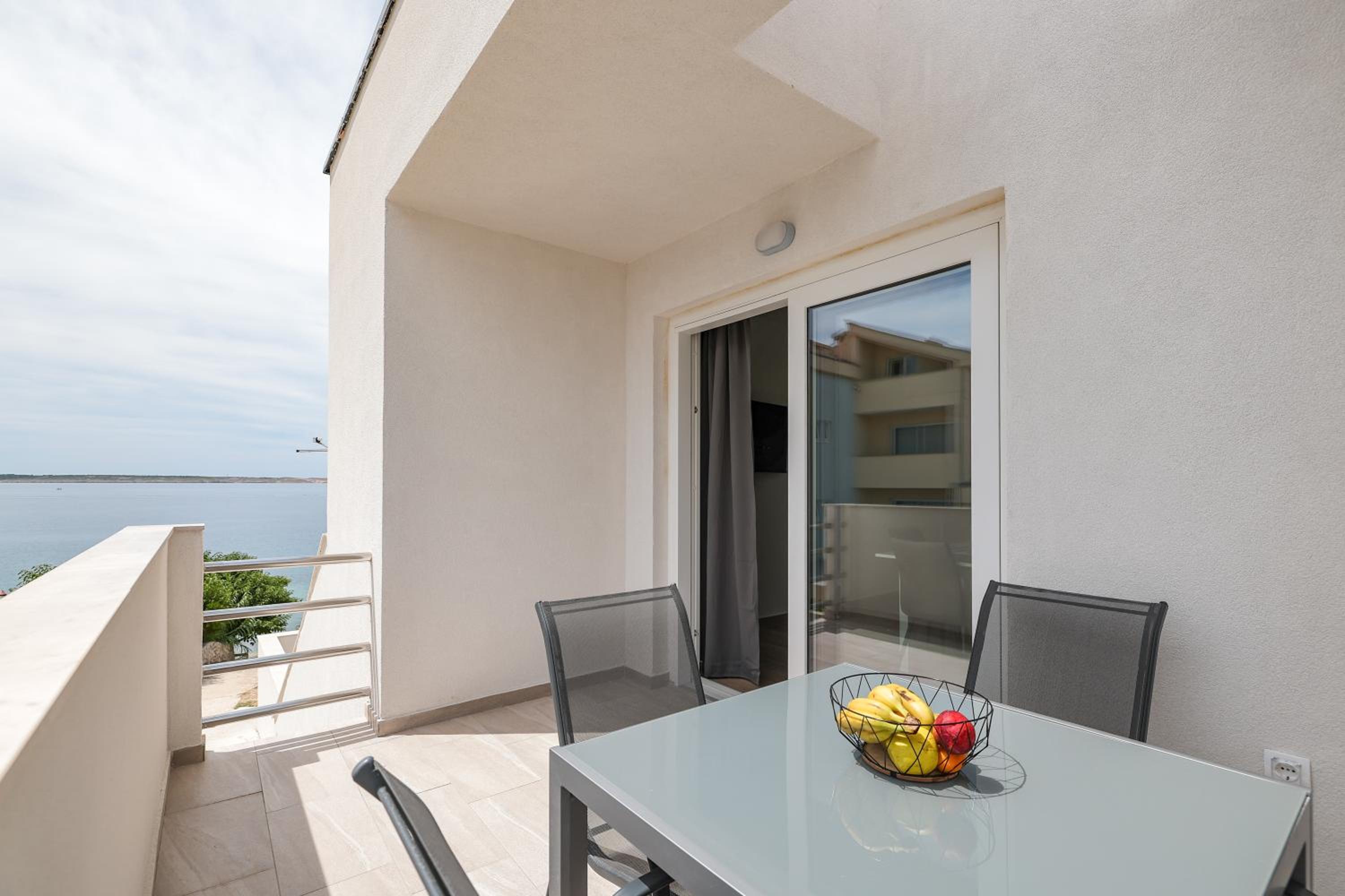 One-Bedroom Apartment with View photo 2