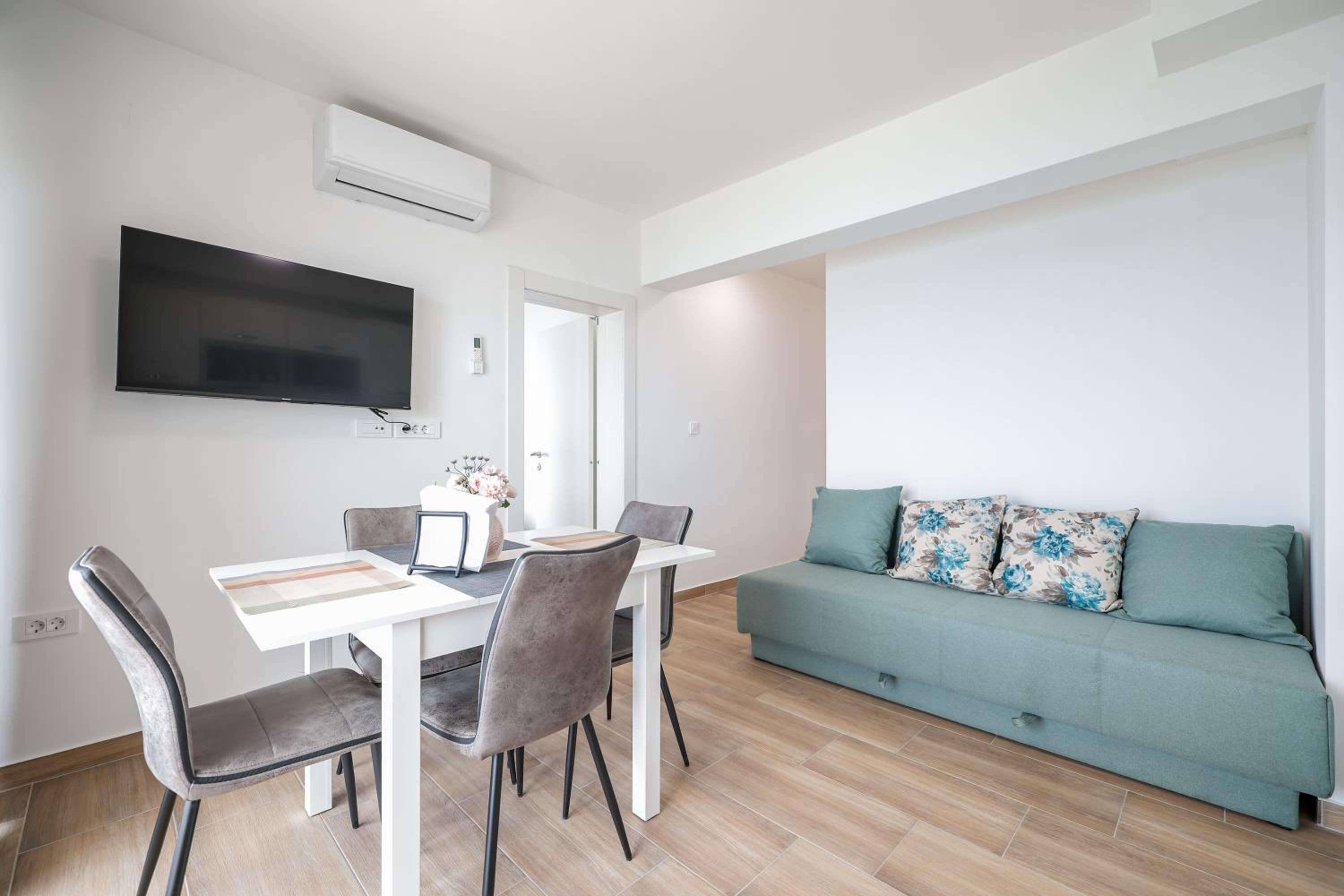 One-Bedroom Apartment with Balcony and Sea View photo 3