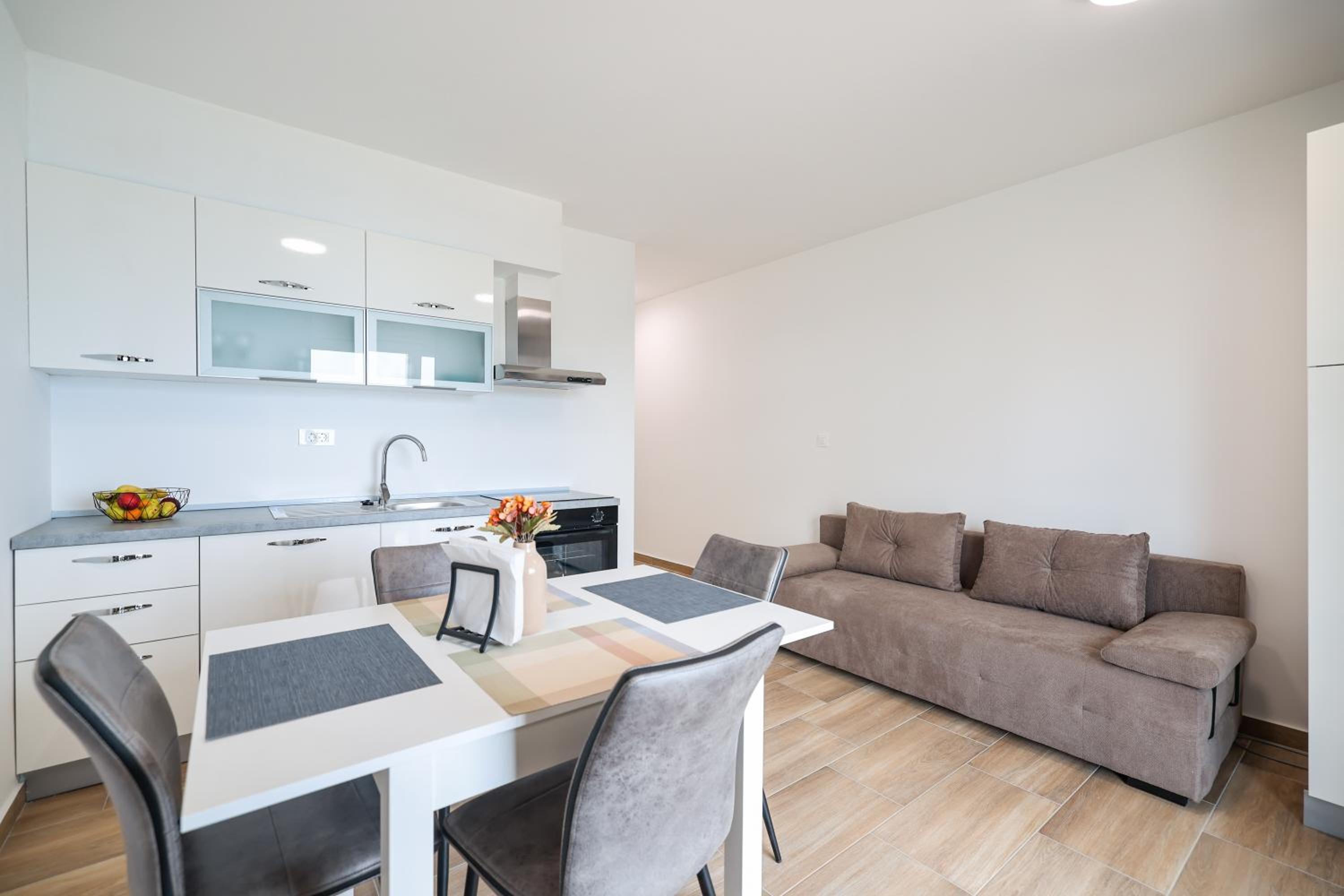 One-Bedroom Apartment with Balcony and Sea View photo 3