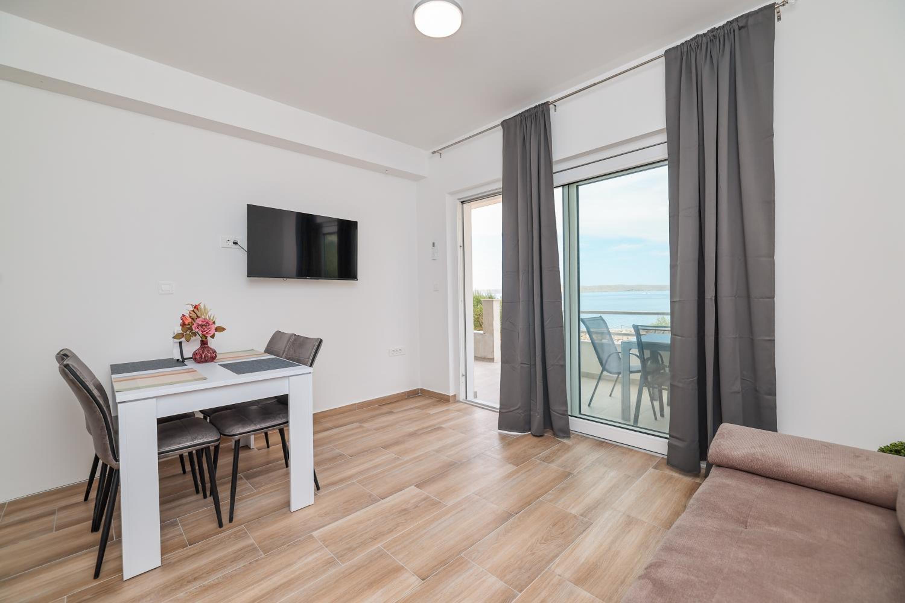 One-Bedroom Apartment with Sea View and Balcony photo 3