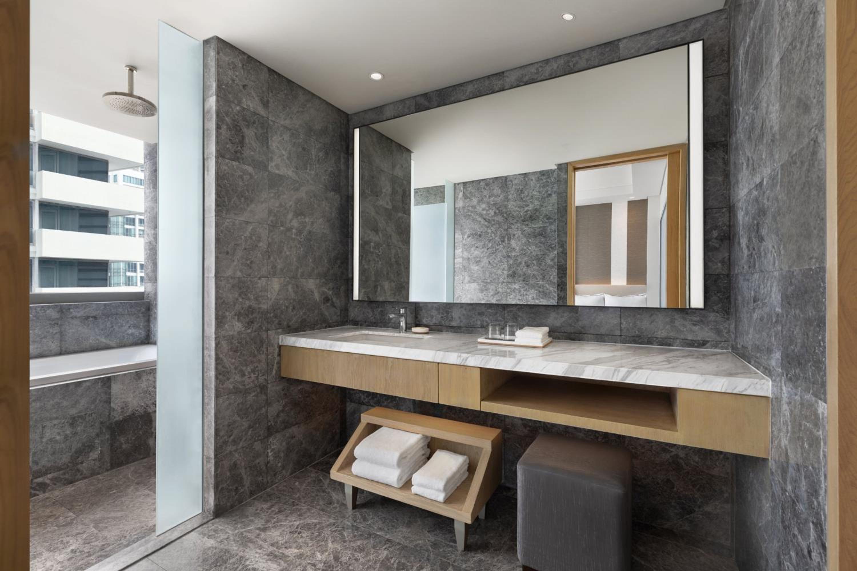 Deluxe King Room with City View - Photo 7