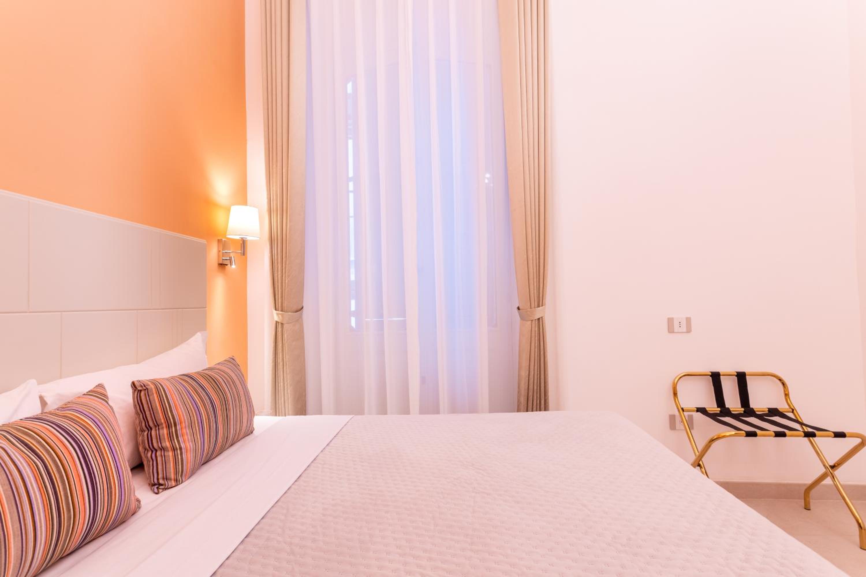 Double Room with Private Bathroom - Photo 30