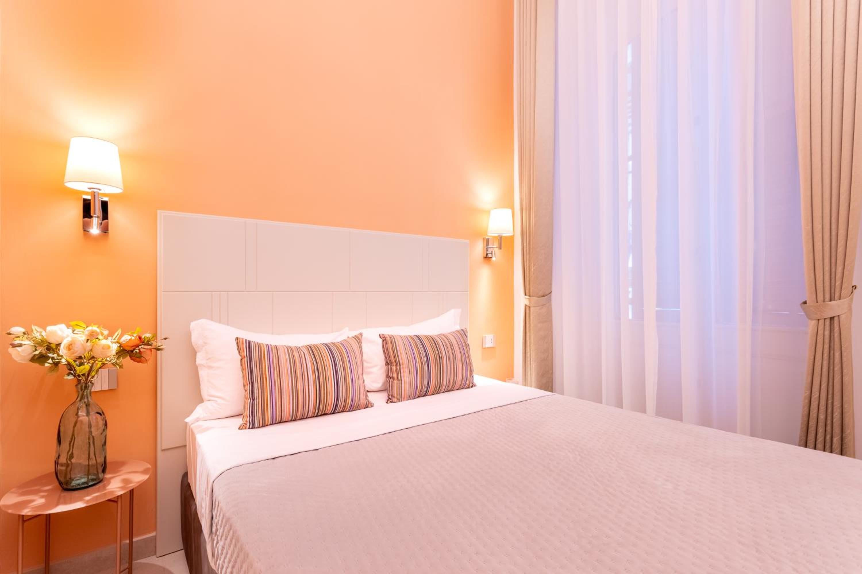 Double Room with Private Bathroom - Photo 13