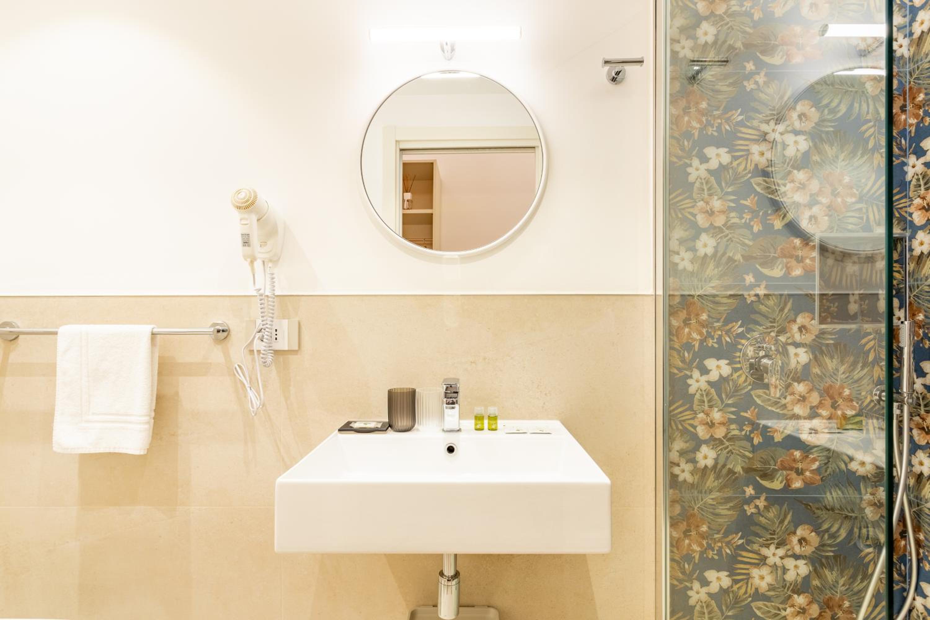 Double Room with Private Bathroom - Photo 14