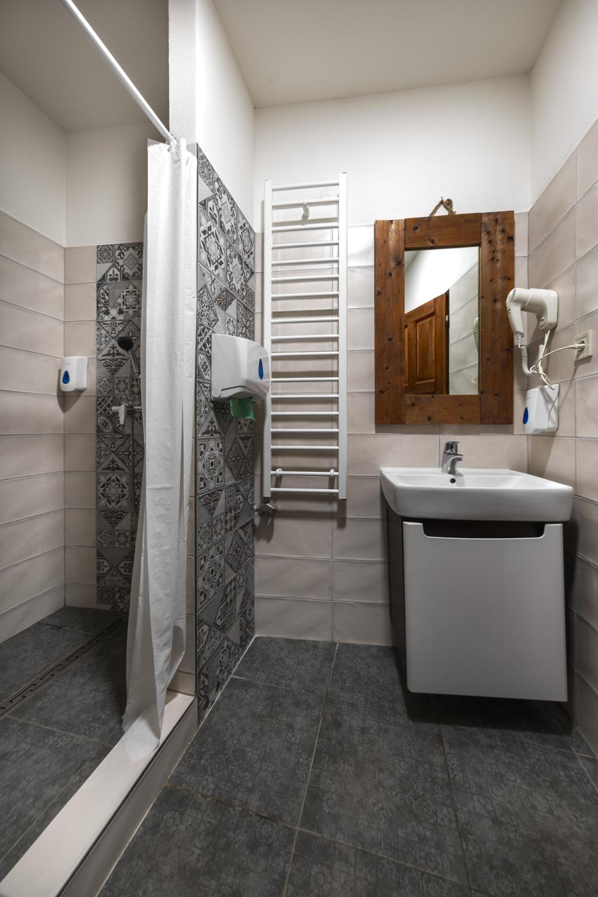 Quadruple Room - Photo 8
