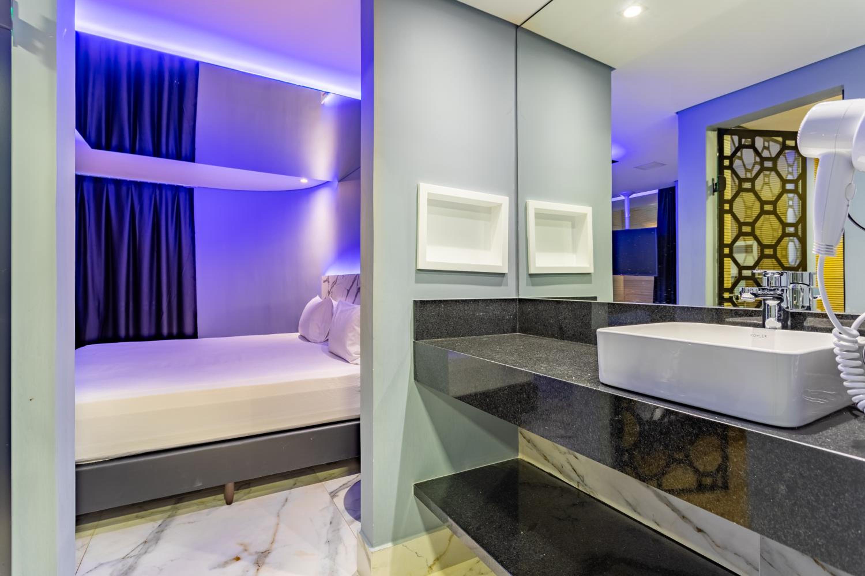 Deluxe Double Room with Bath - Photo 7