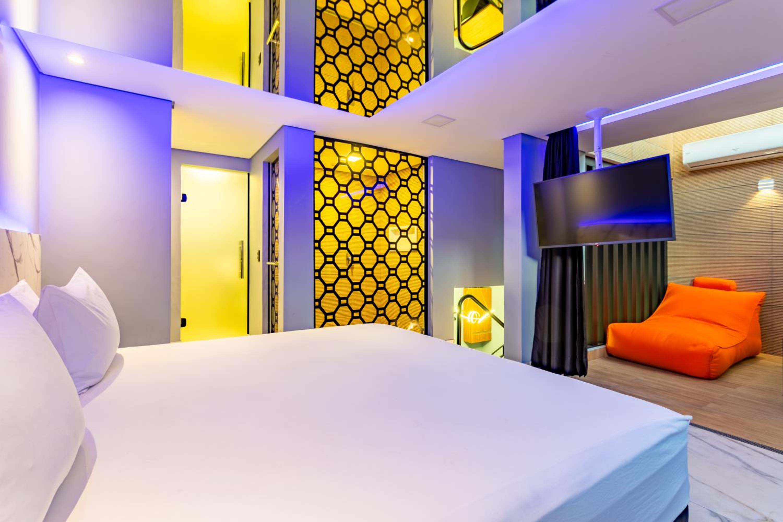 Deluxe Double Room with Bath - Photo 9