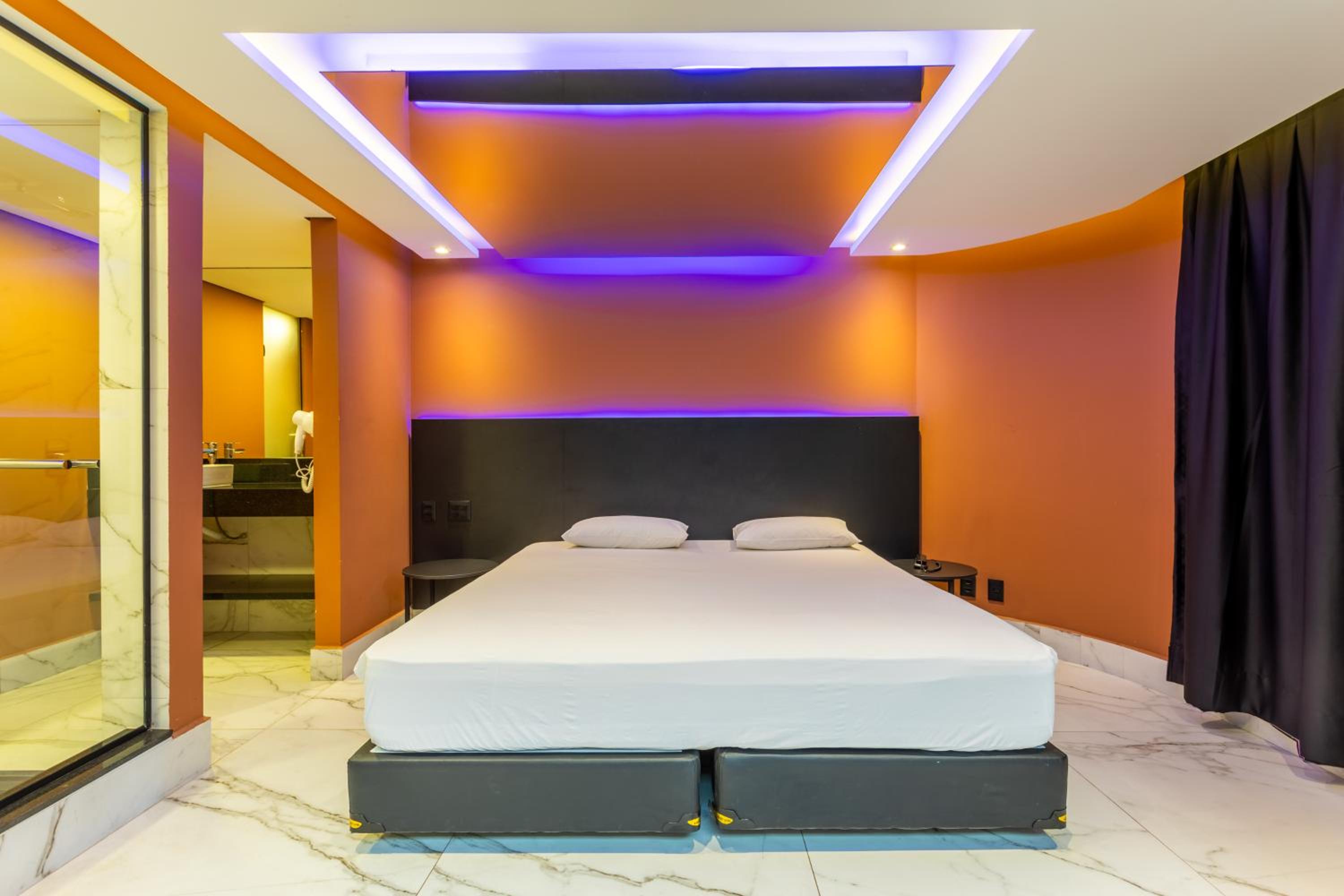Deluxe Suite with Spa Bath - Photo 6