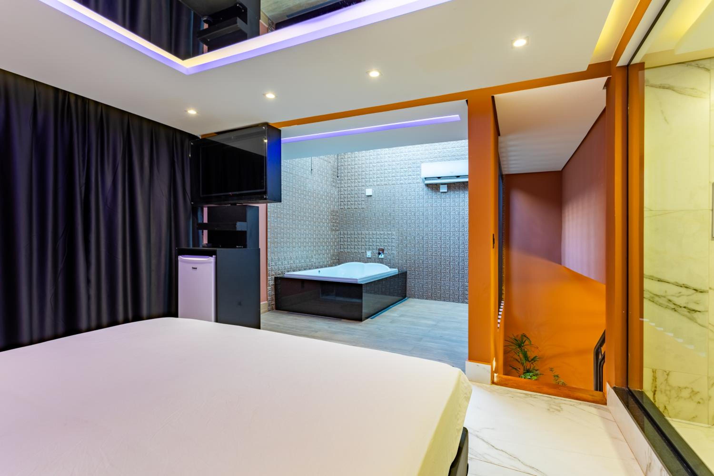 Deluxe Suite with Spa Bath - Photo 3