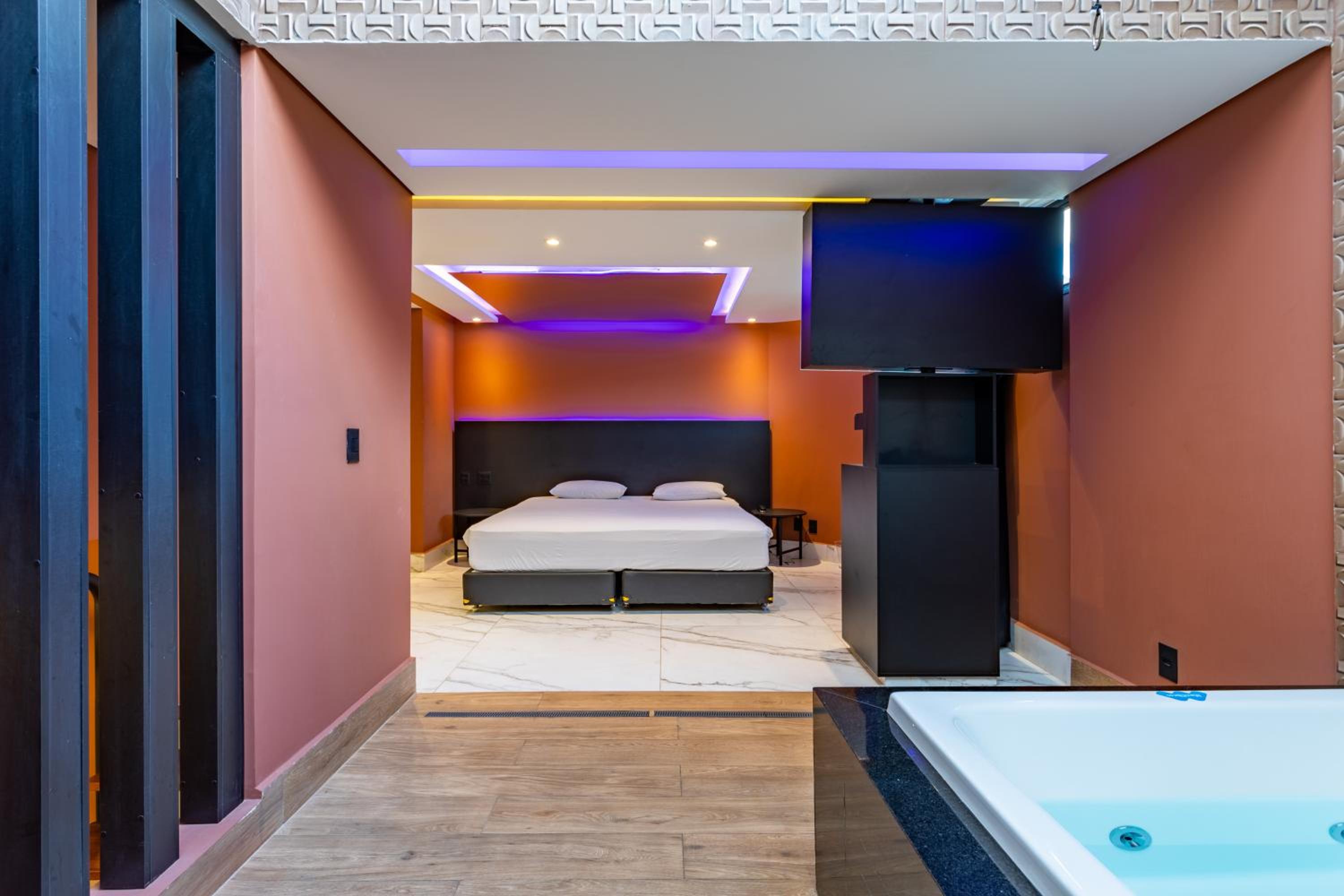 Deluxe Suite with Spa Bath - Photo 7