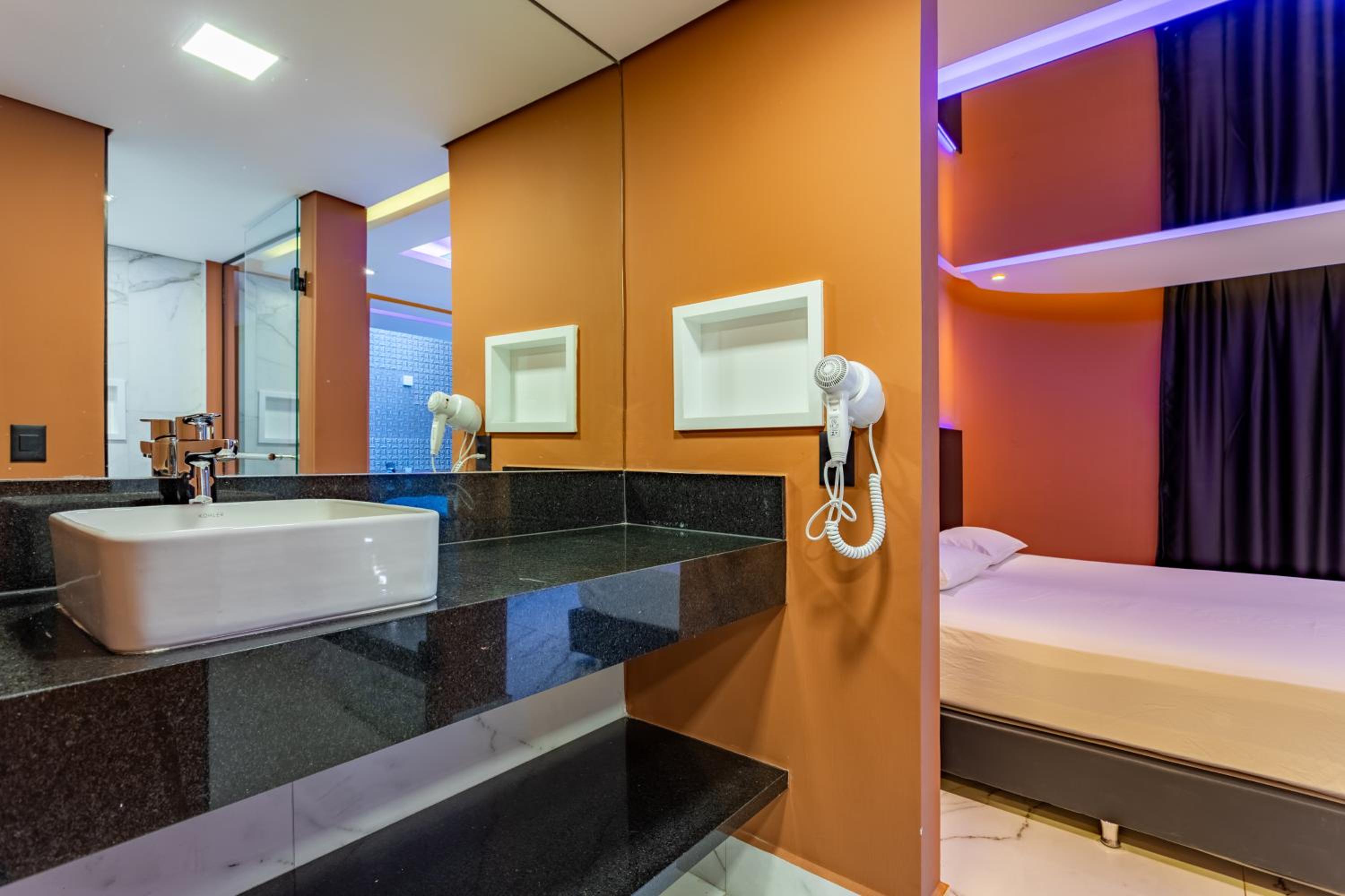 Deluxe Suite with Spa Bath - Photo 4