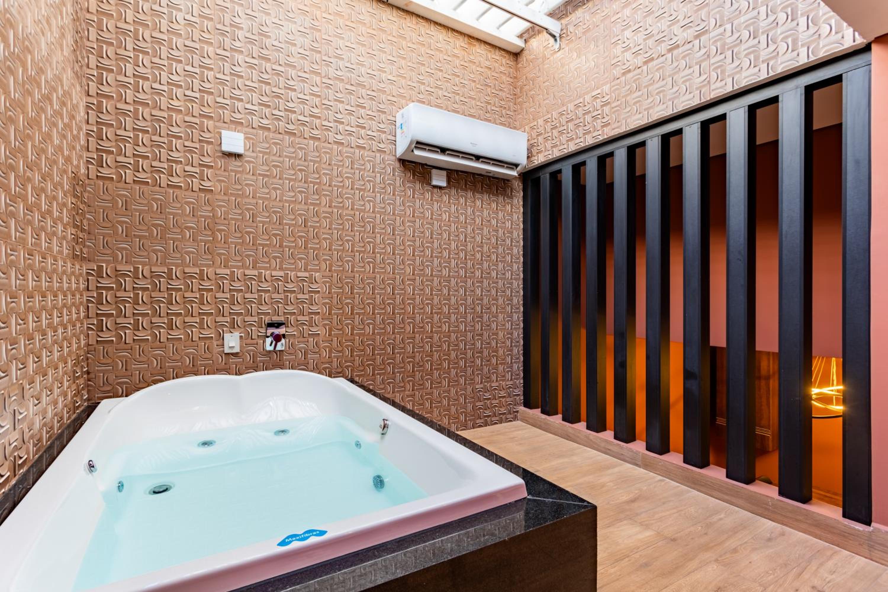 Deluxe Suite with Spa Bath - Photo 2