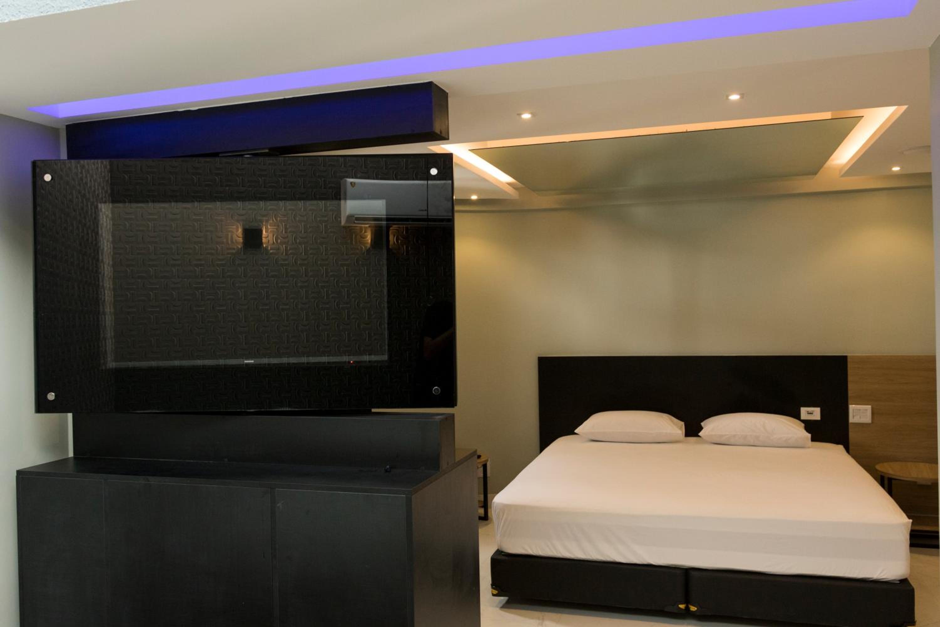 Deluxe Suite with Spa Bath - Photo 12