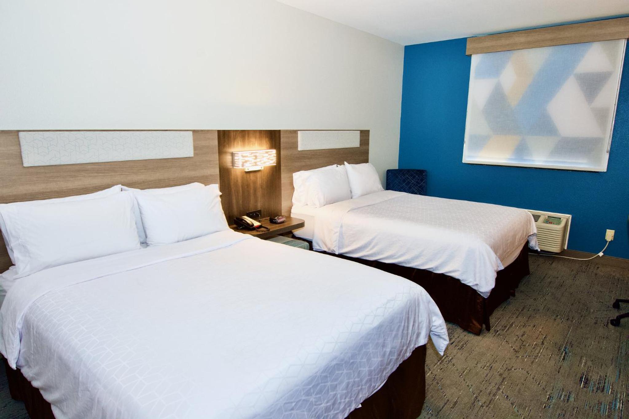 Standard Queen Room with Two Queen Beds - Photo 2