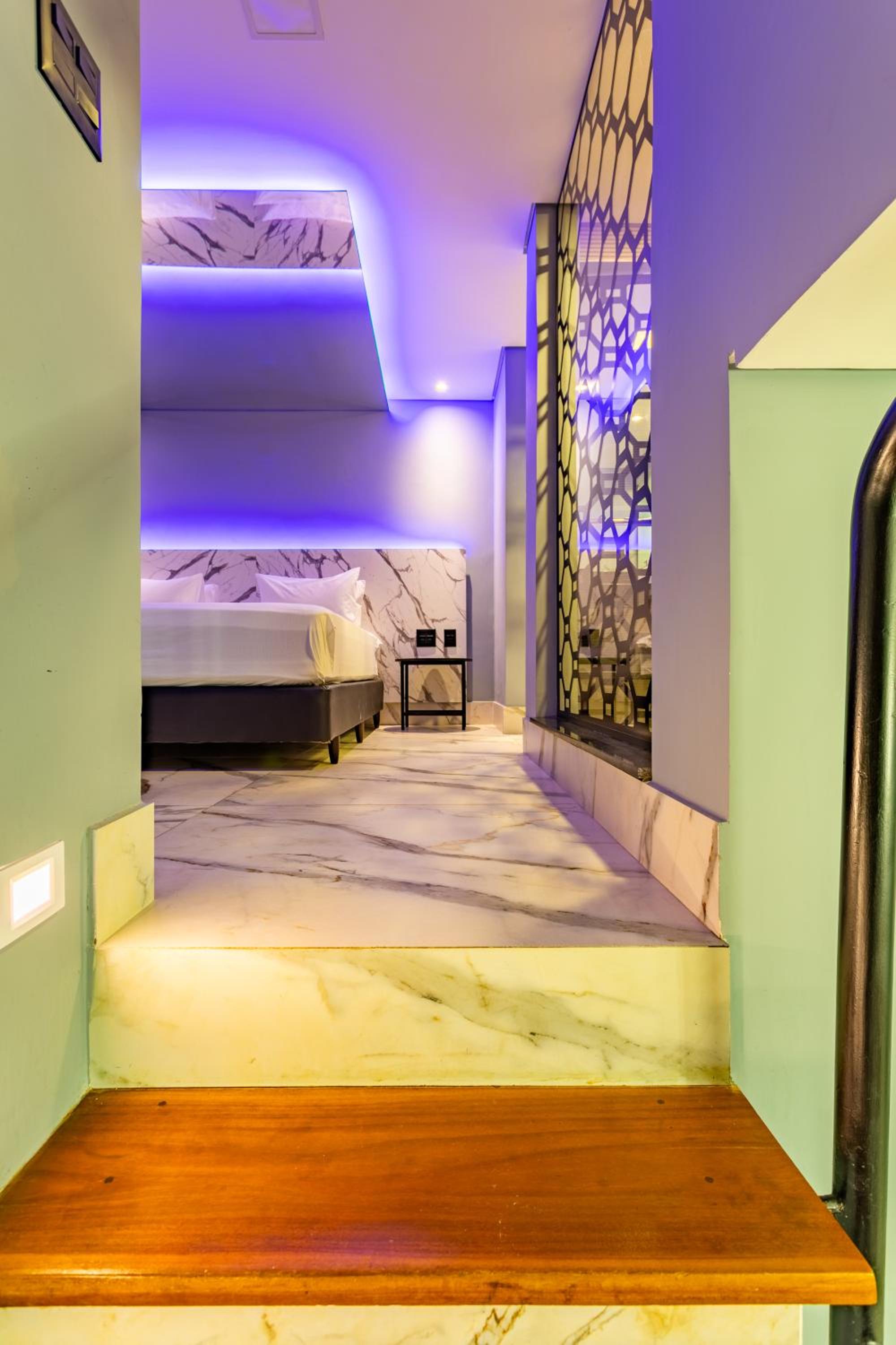 Deluxe Double Room with Bath - Photo 3