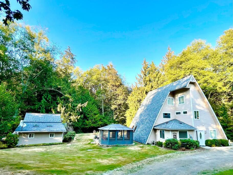 Six-Bedroom House photo 2