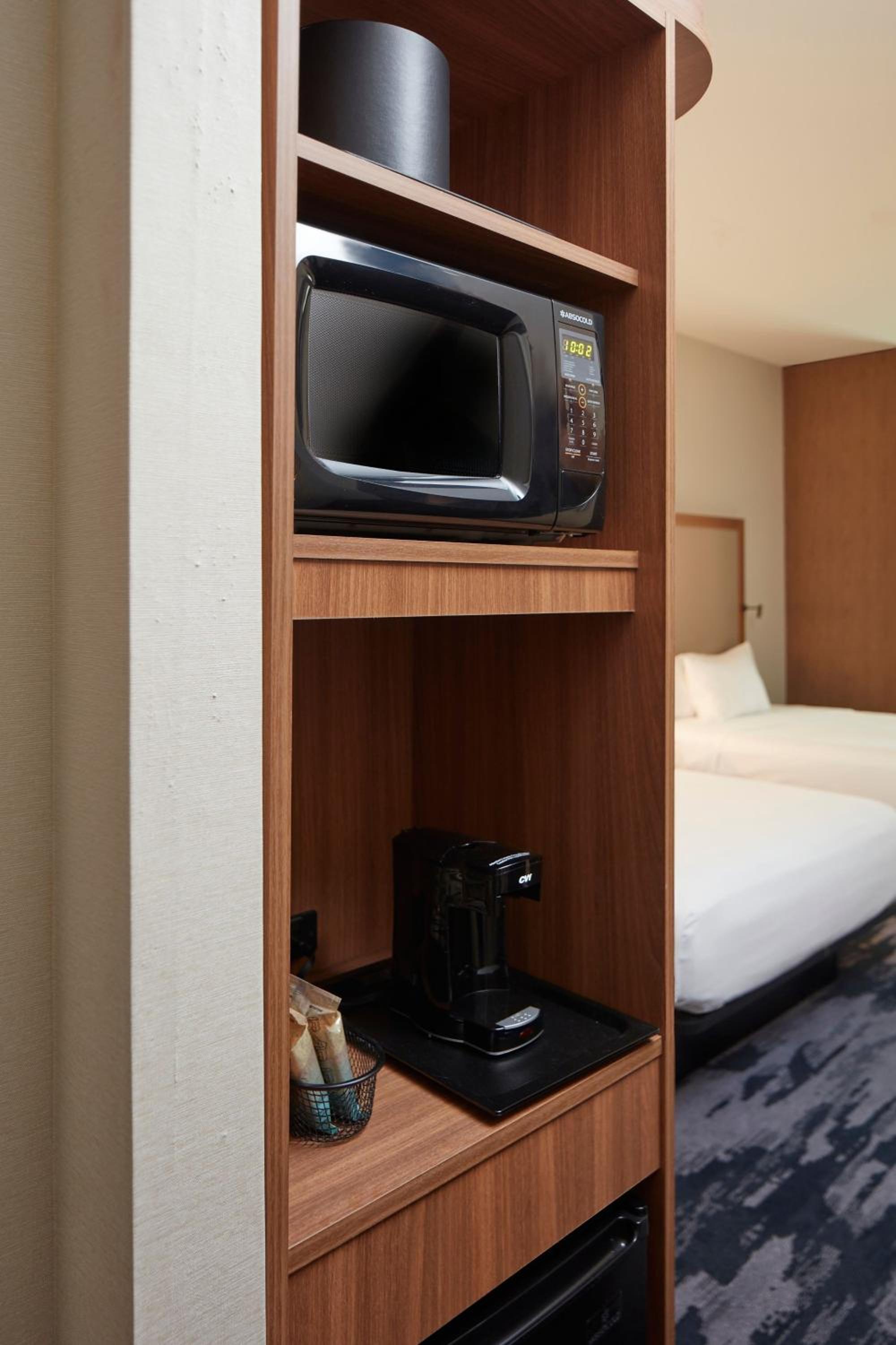 Queen Room with Two Queen Beds - Photo 4