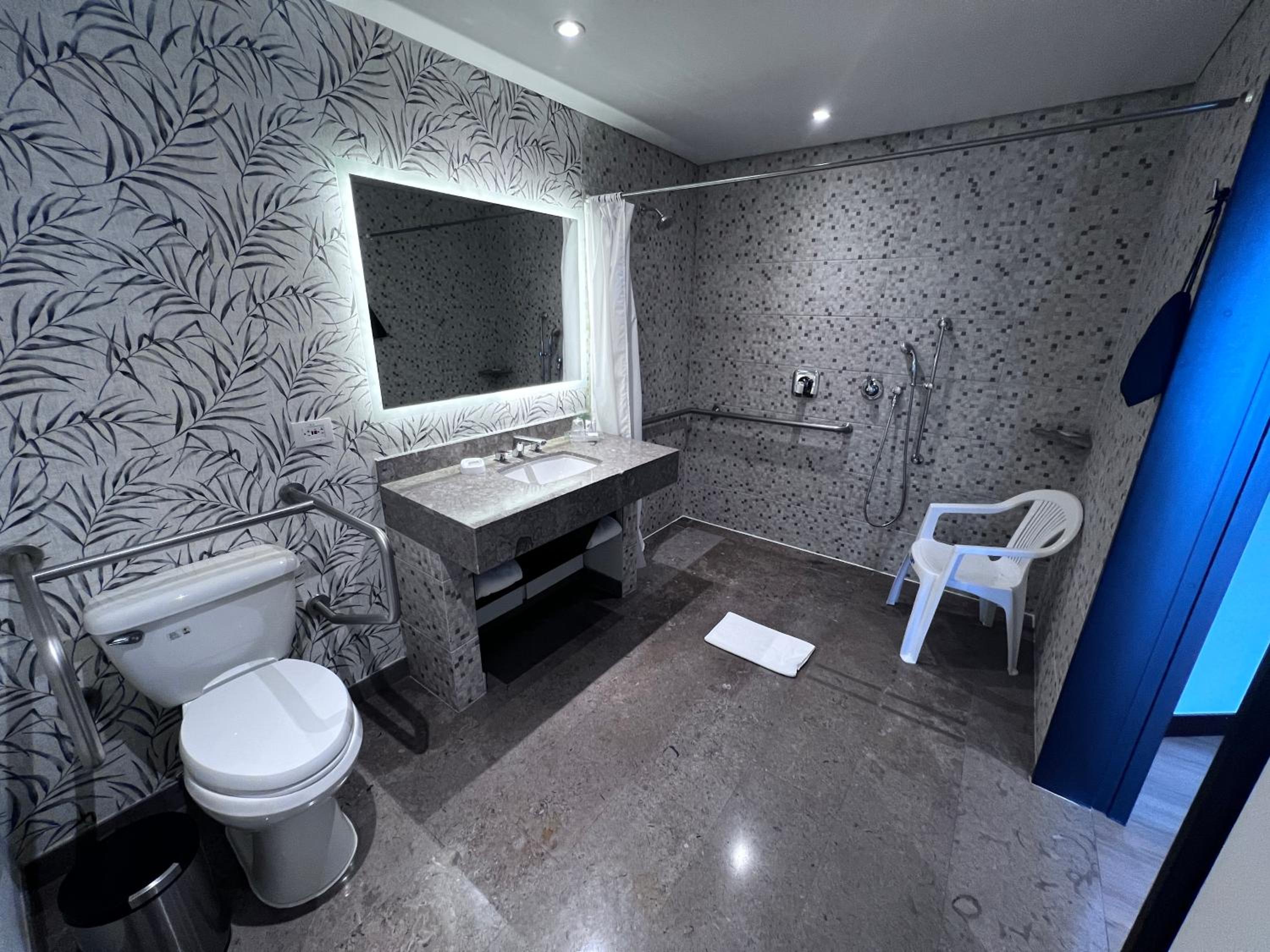 Standard King Room - Accessible photo 2
