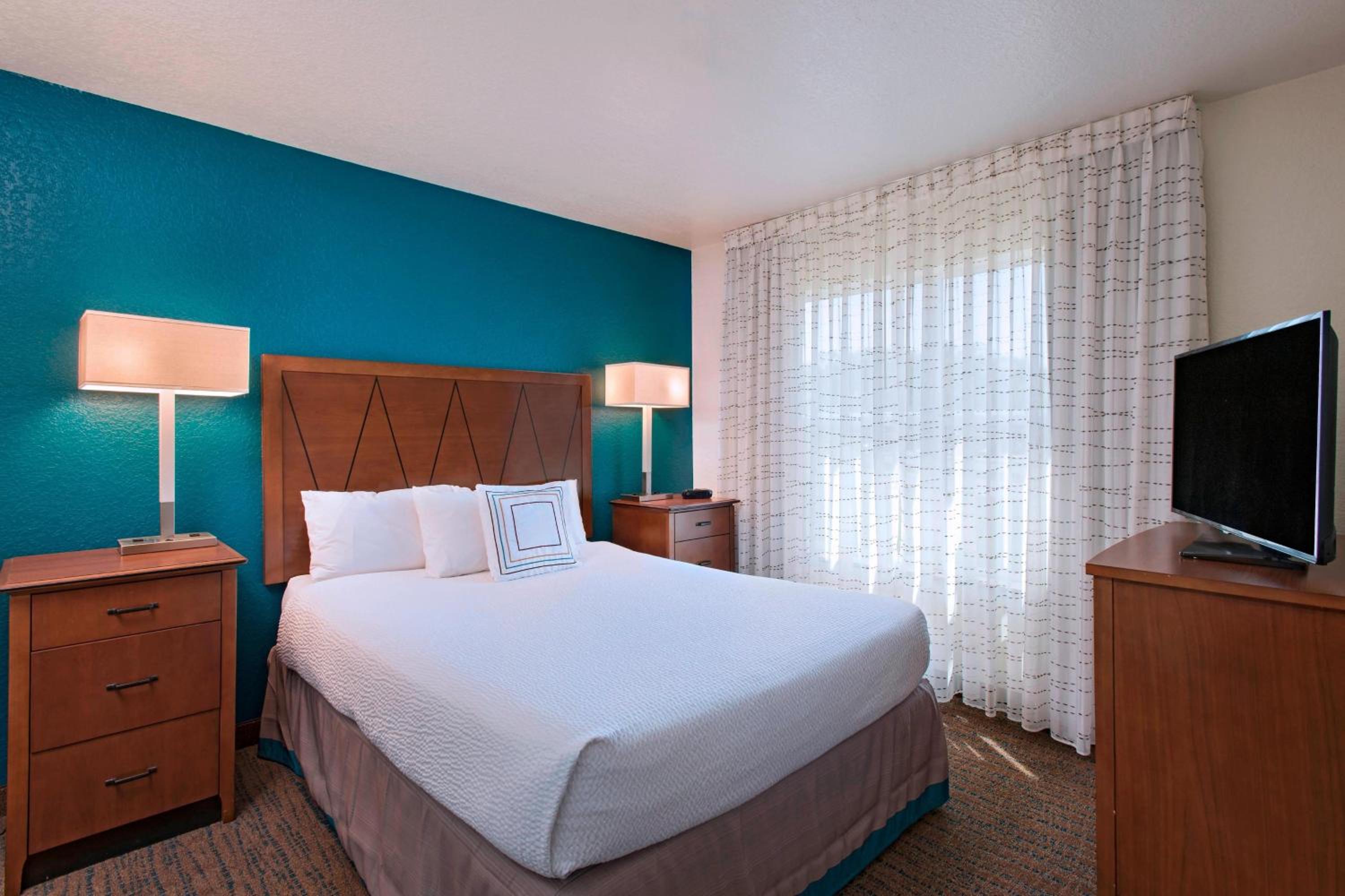 Two-Bedroom Queen Suite with Sofa Bed - Photo 3