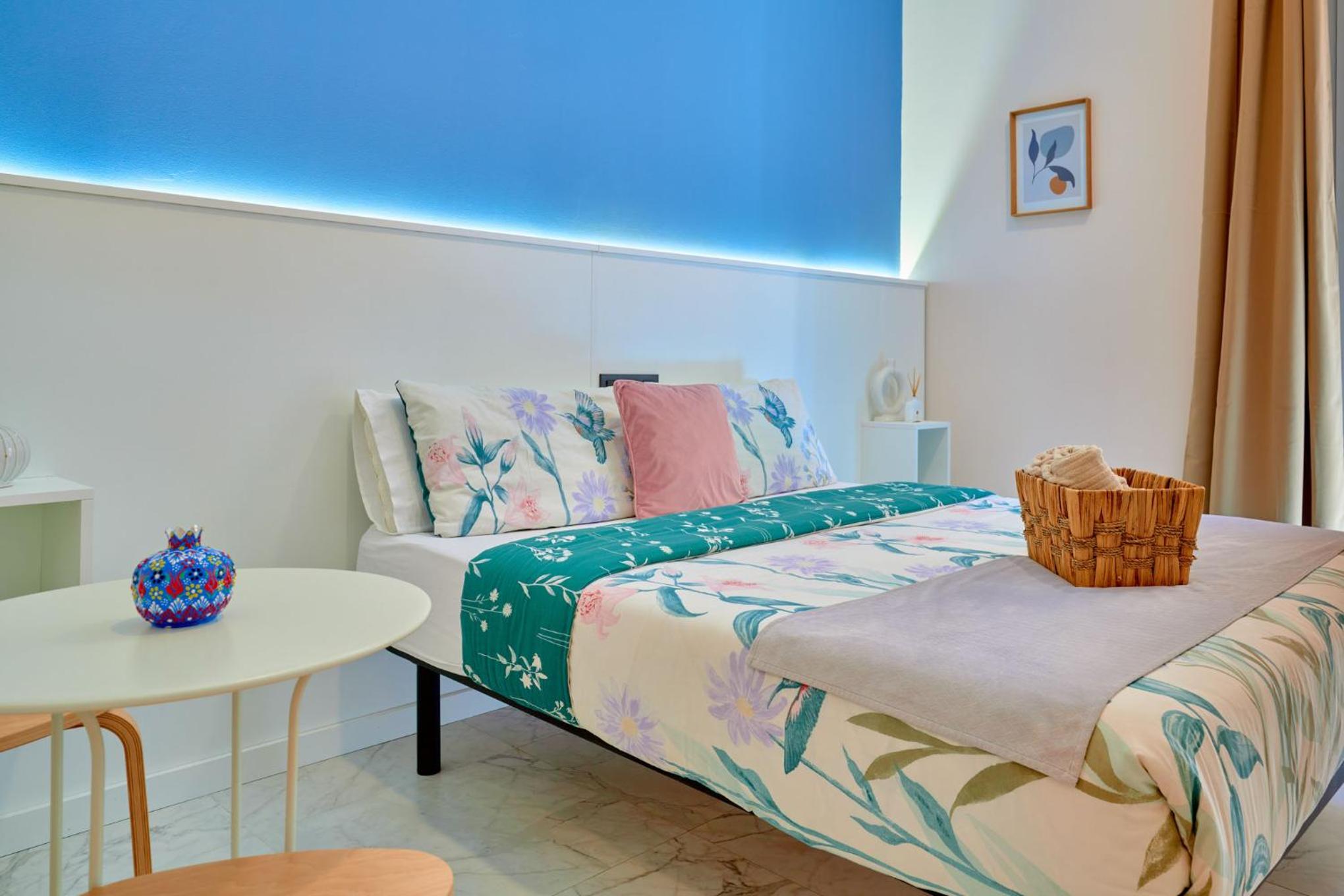 Deluxe Double Room with Balcony - Photo 4