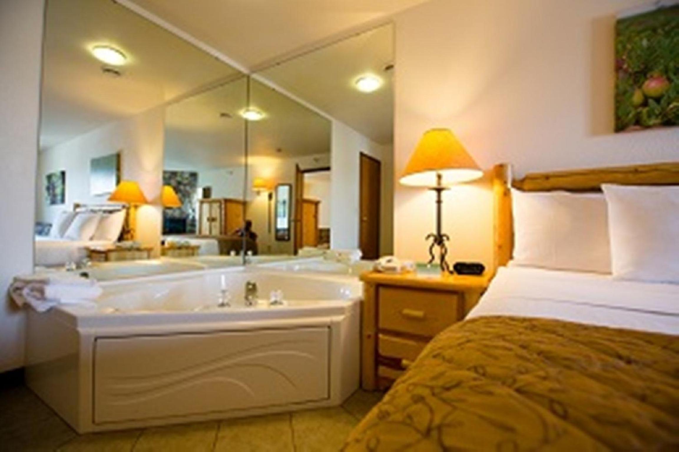 Suite with Spa Bath photo 2