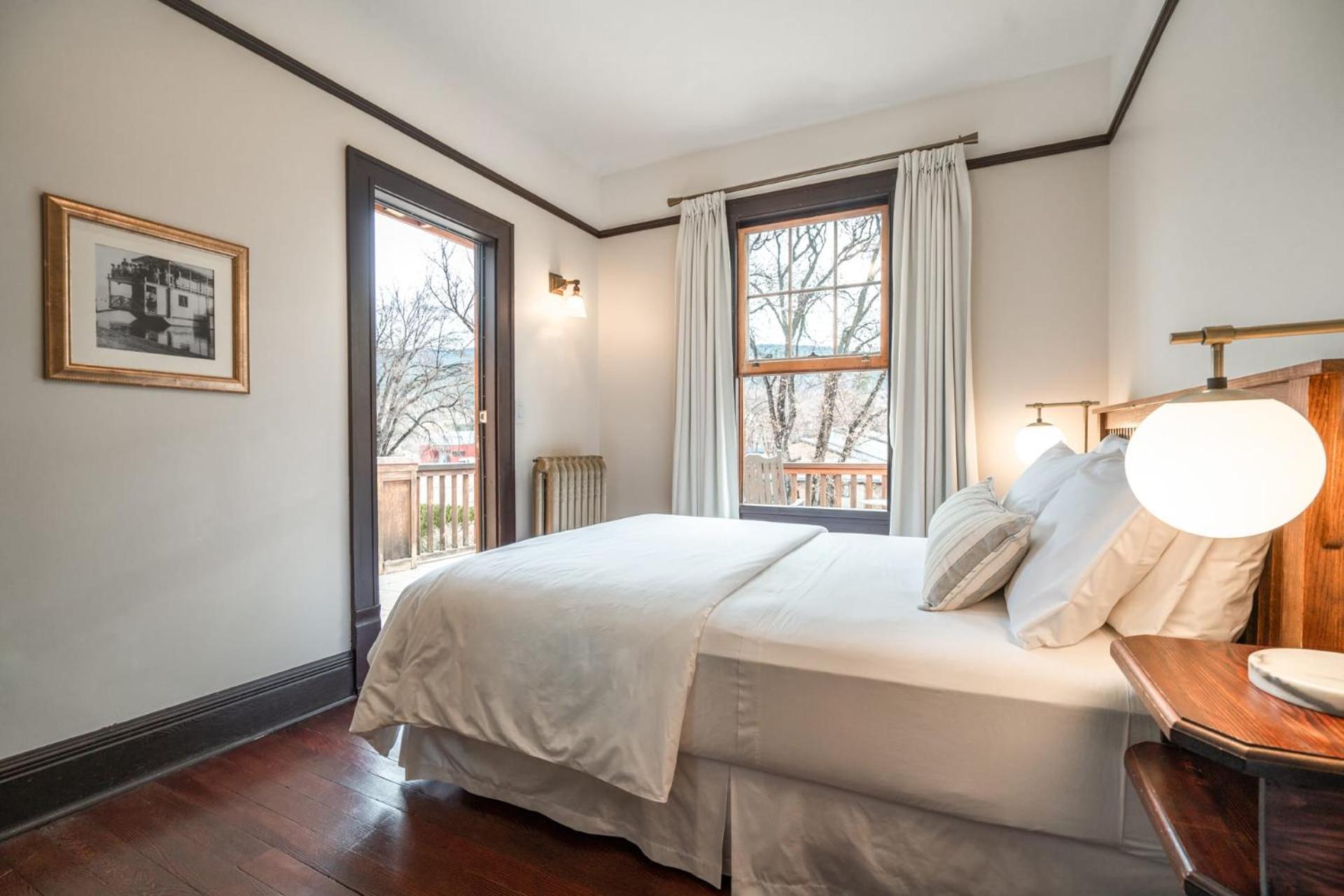 Deluxe Queen Room