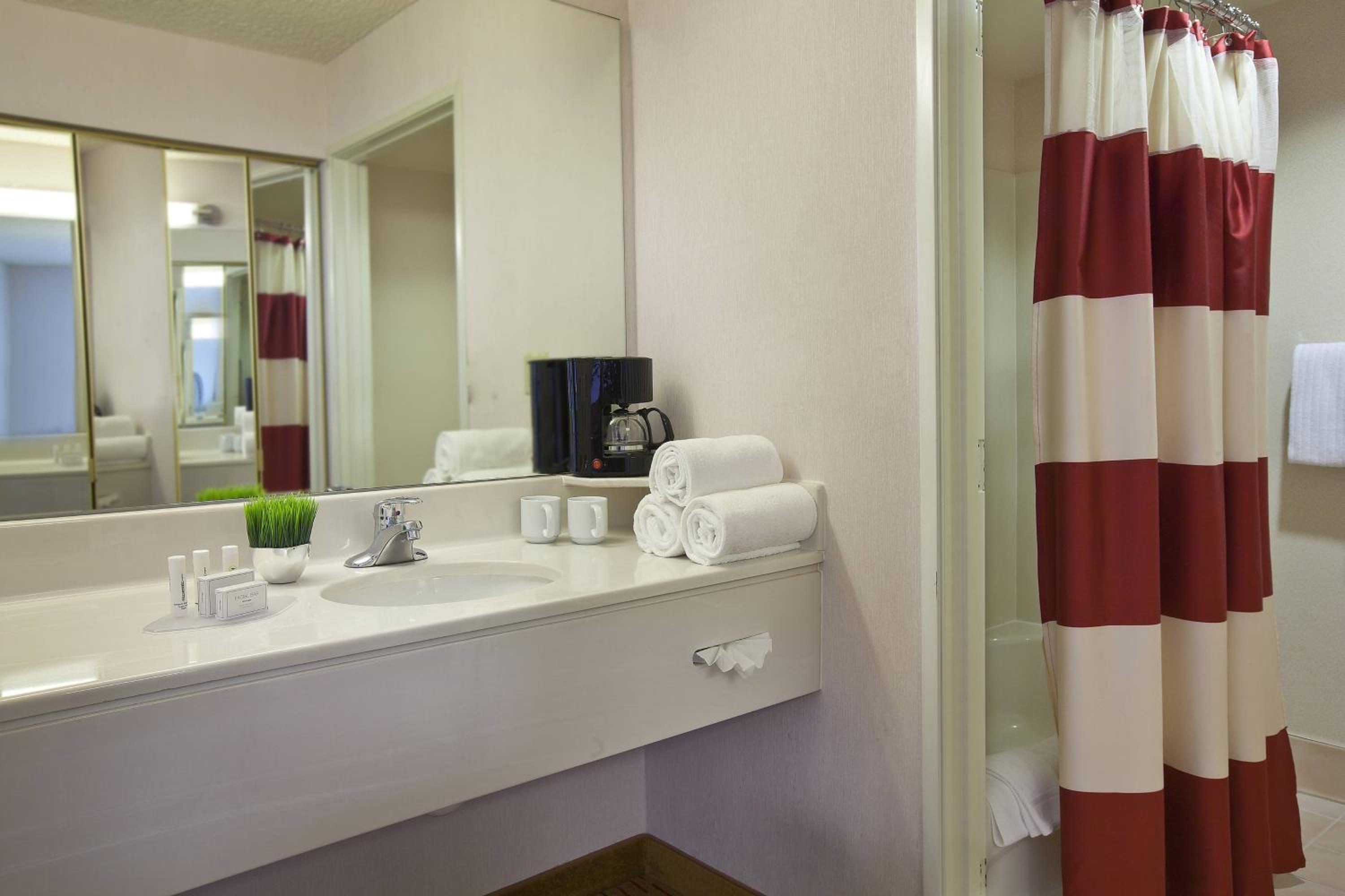 Queen Room with Two Queen Beds - Photo 2