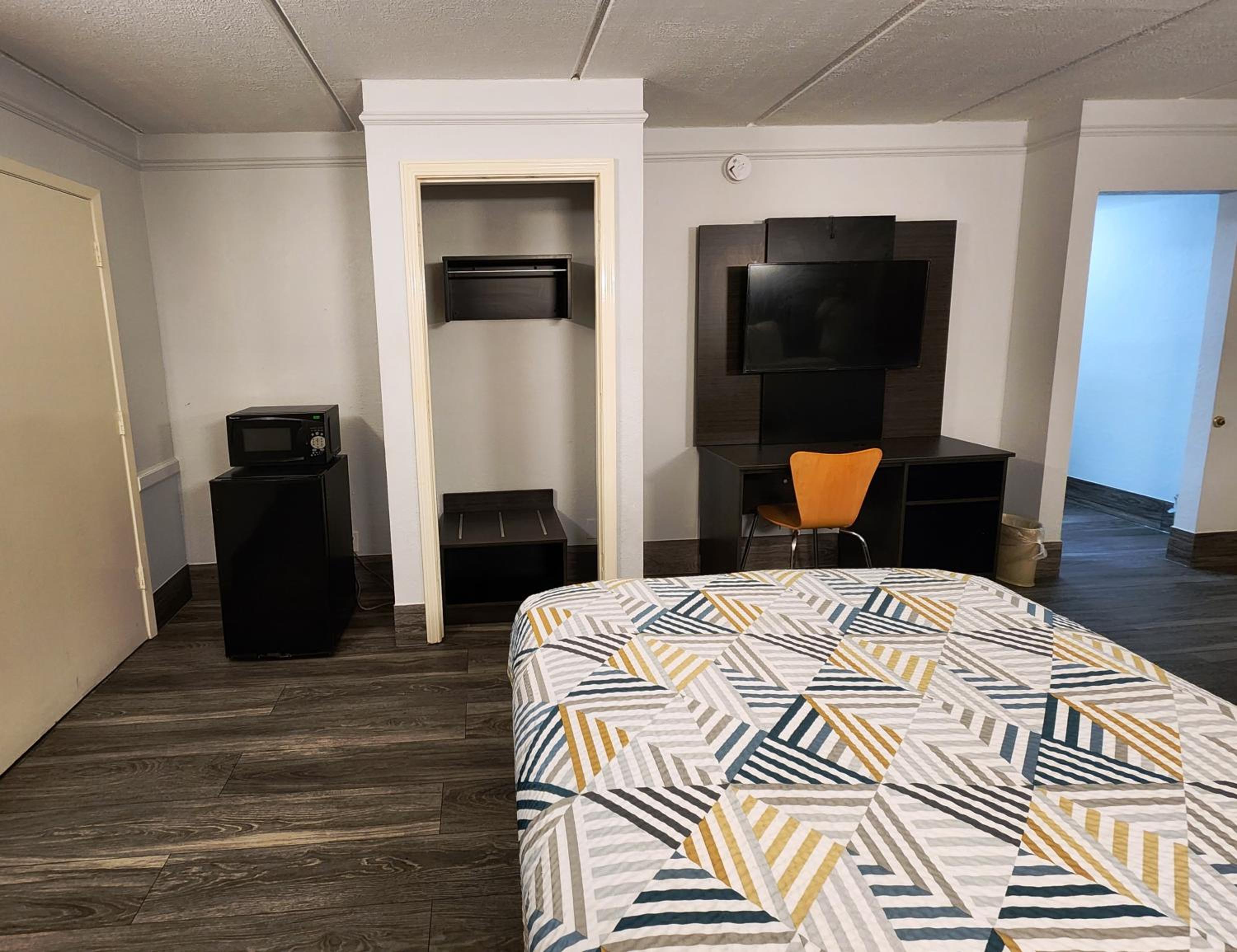 1 King Bed | Micfridge - Photo 1